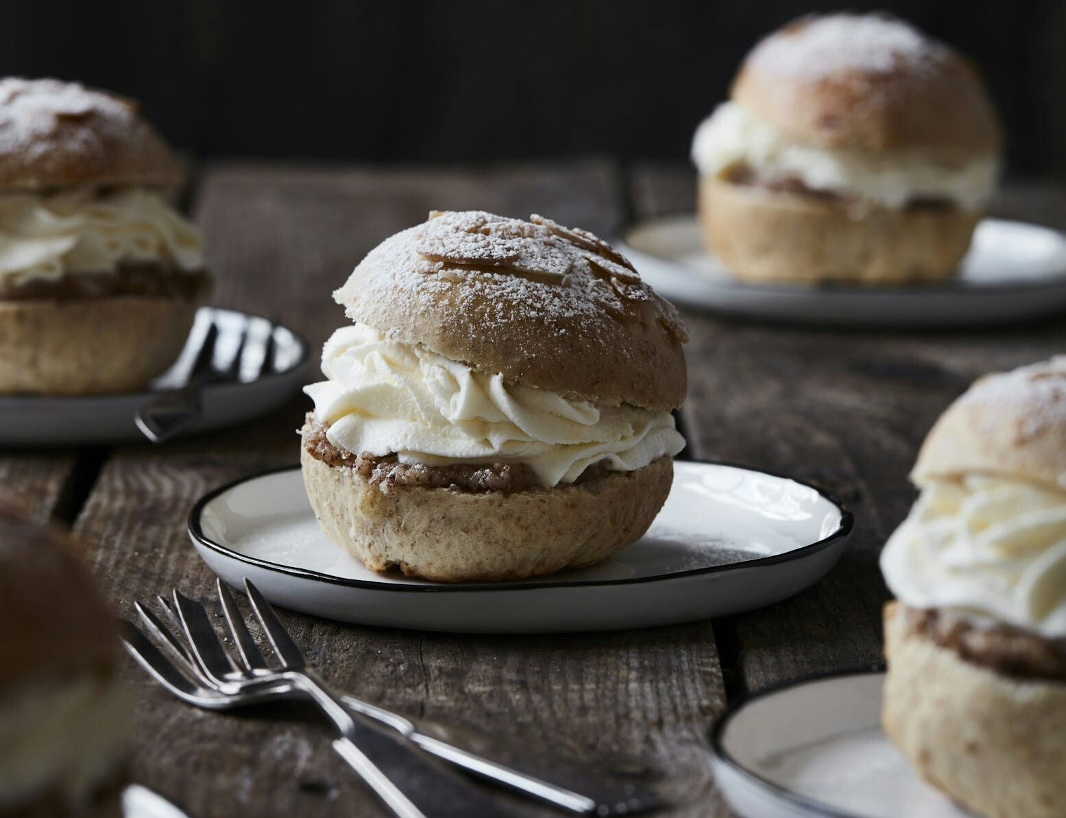 Semlor med mandelmasse og flødeskum