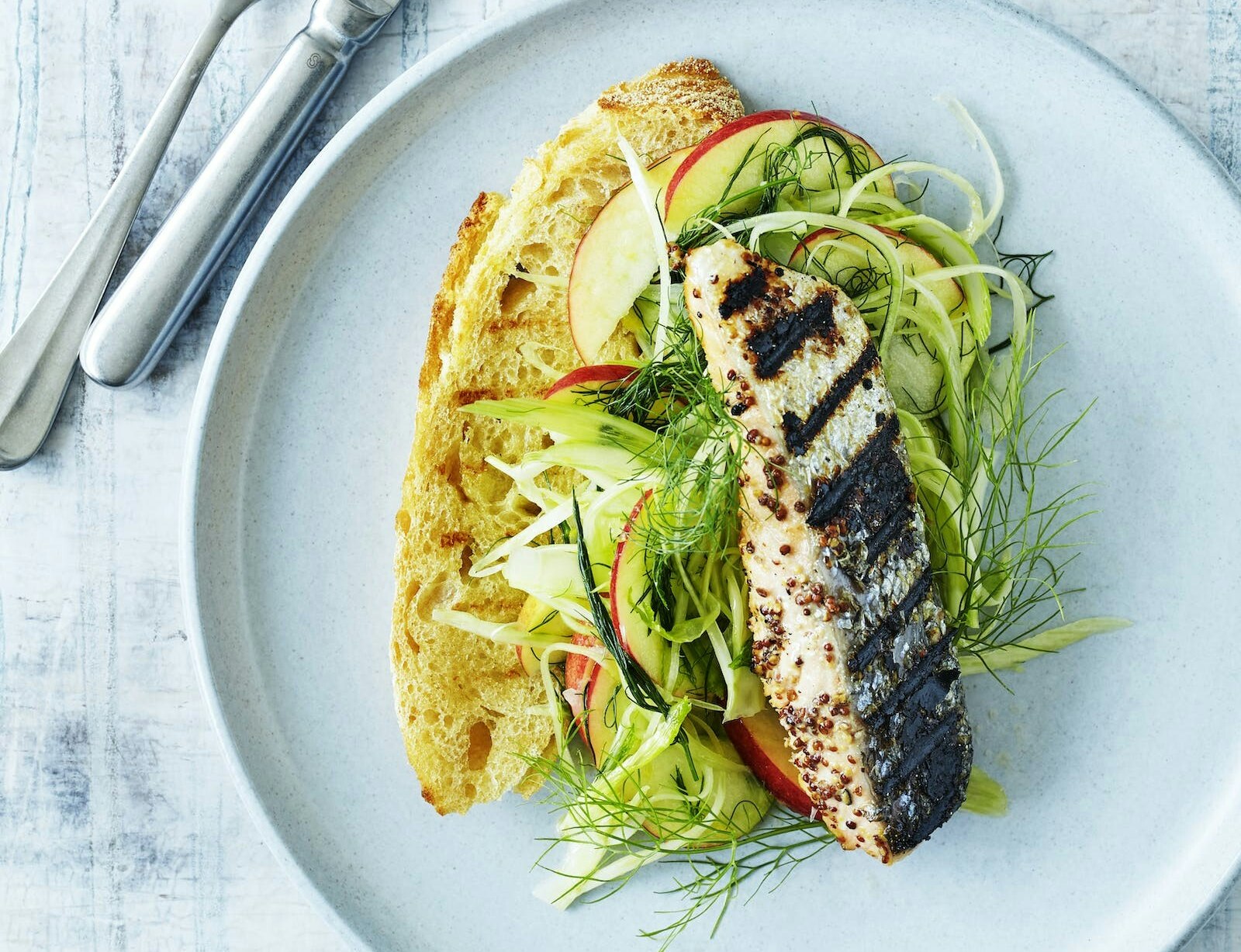 Sennepsgrillet laks med æble-fennikelsalat
