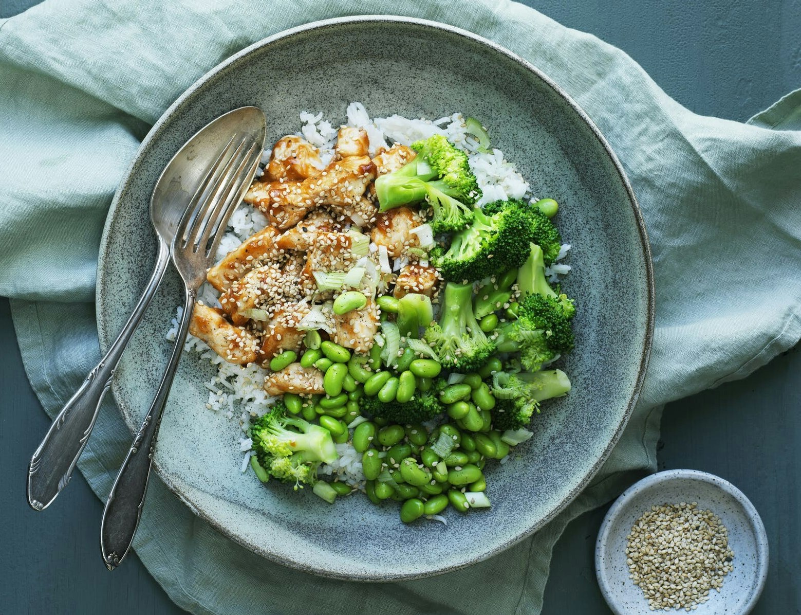 Sesam-kylling med broccoli og edamamebønner