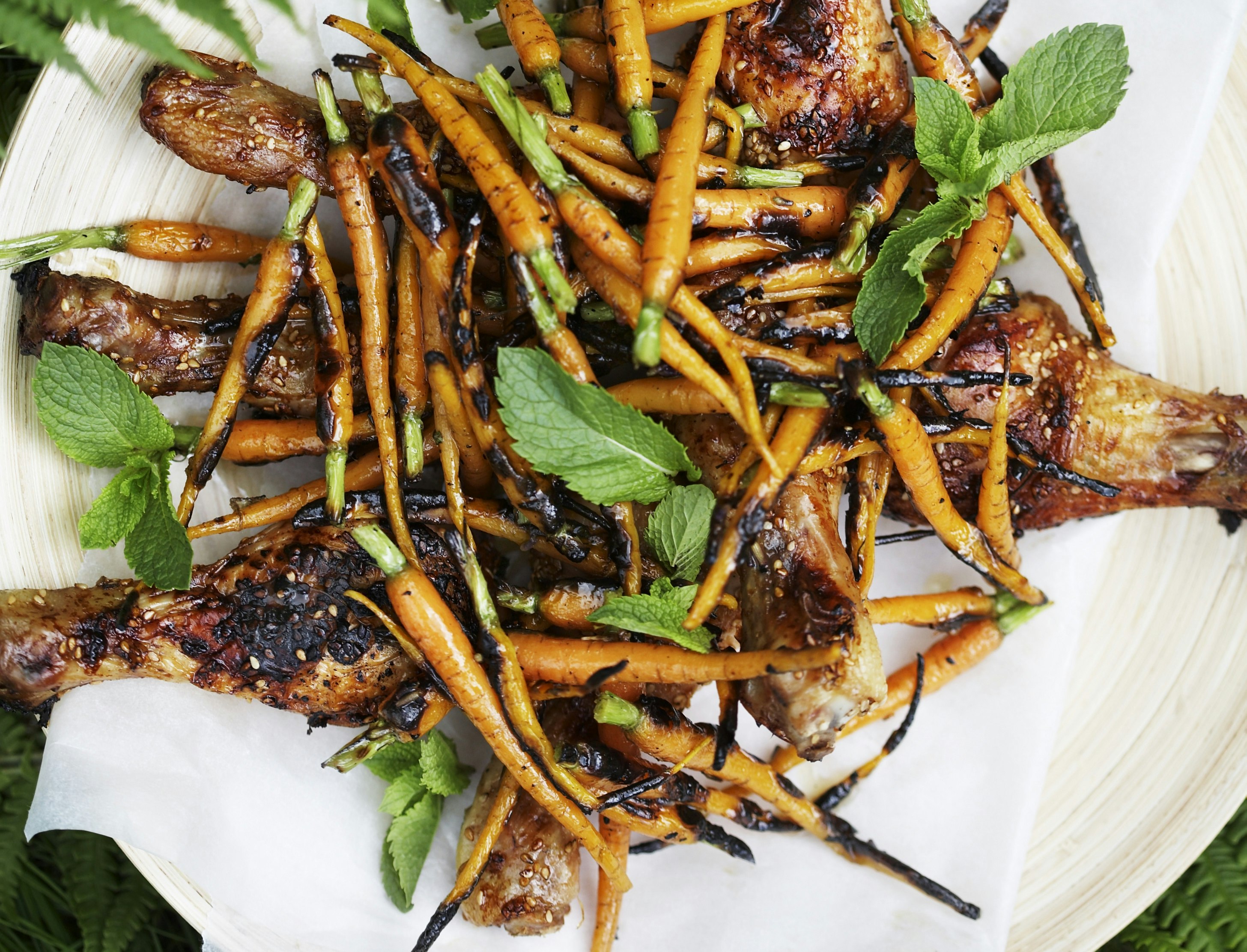 Sesamkylling og grillede gulerødder med appelsindressing