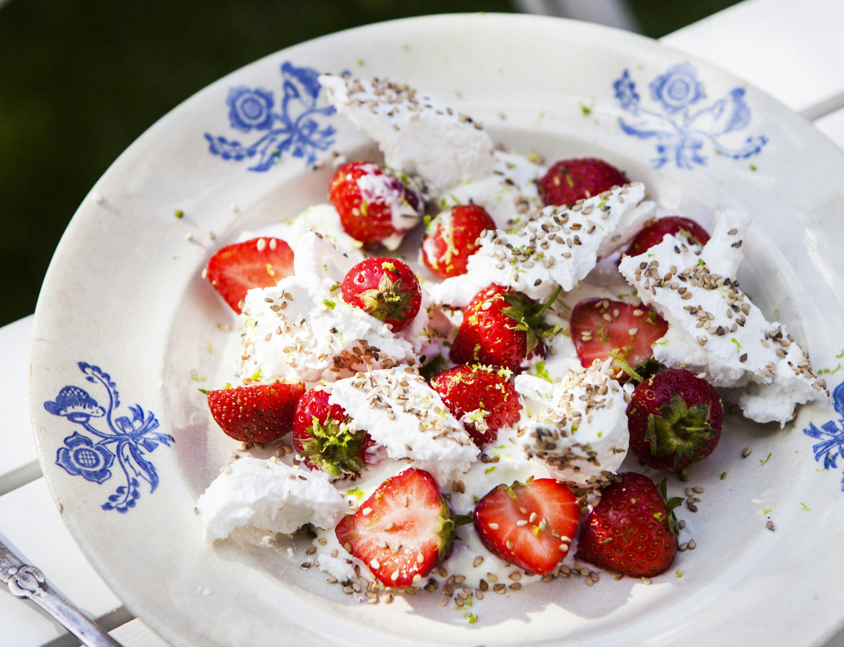 Sesammarengs med skyr og limemarinerede jordbær