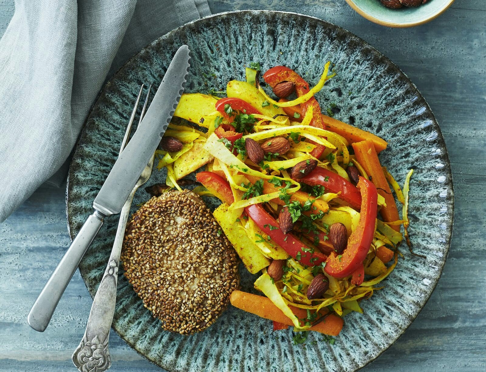 Sesampanerede koteletter med karrygrønt