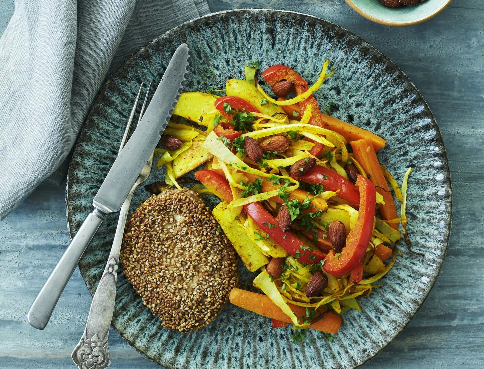 Sesampanerede koteletter med karrygrønt