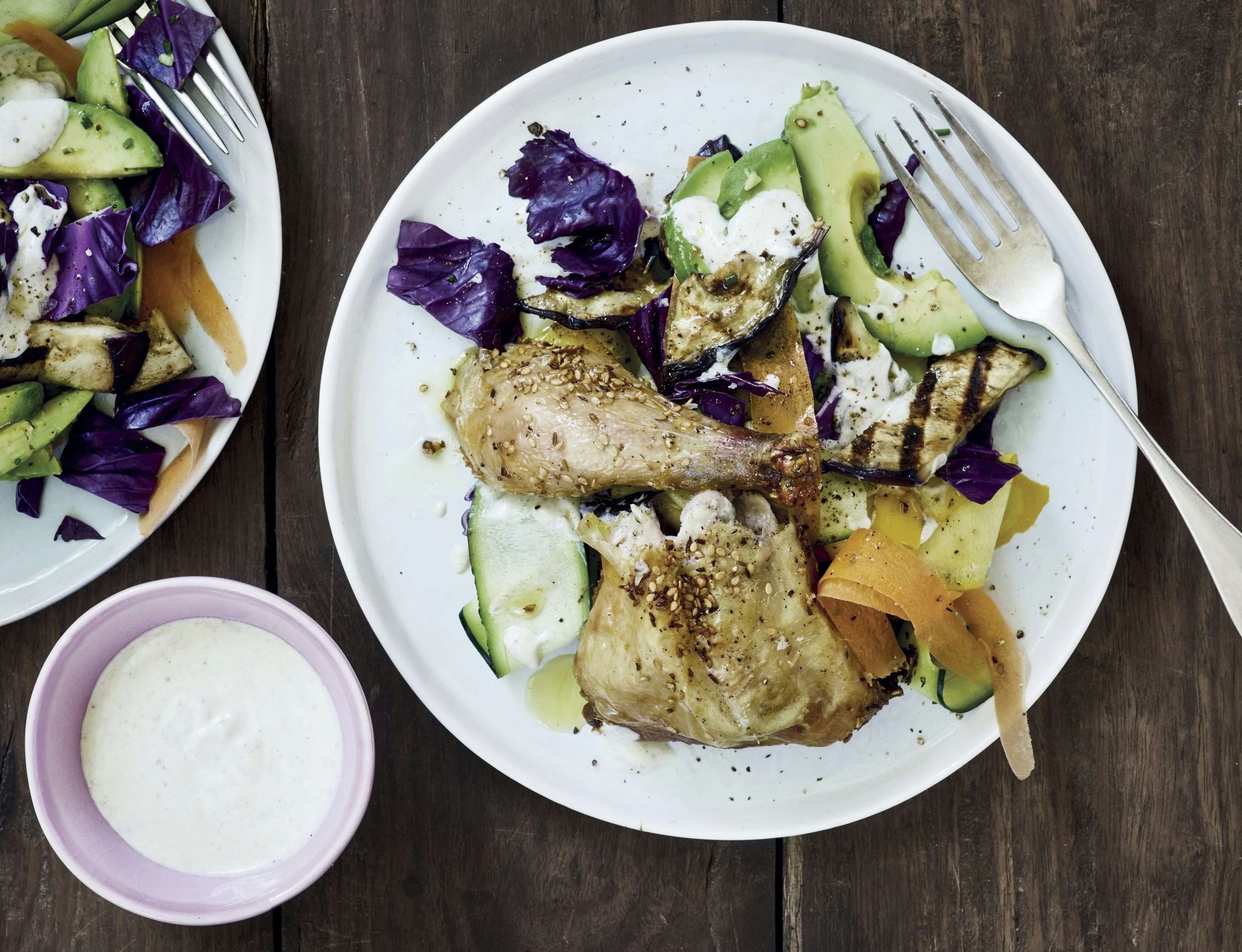 Sesamstegte kyllingelår med grillet grøntsagssalat