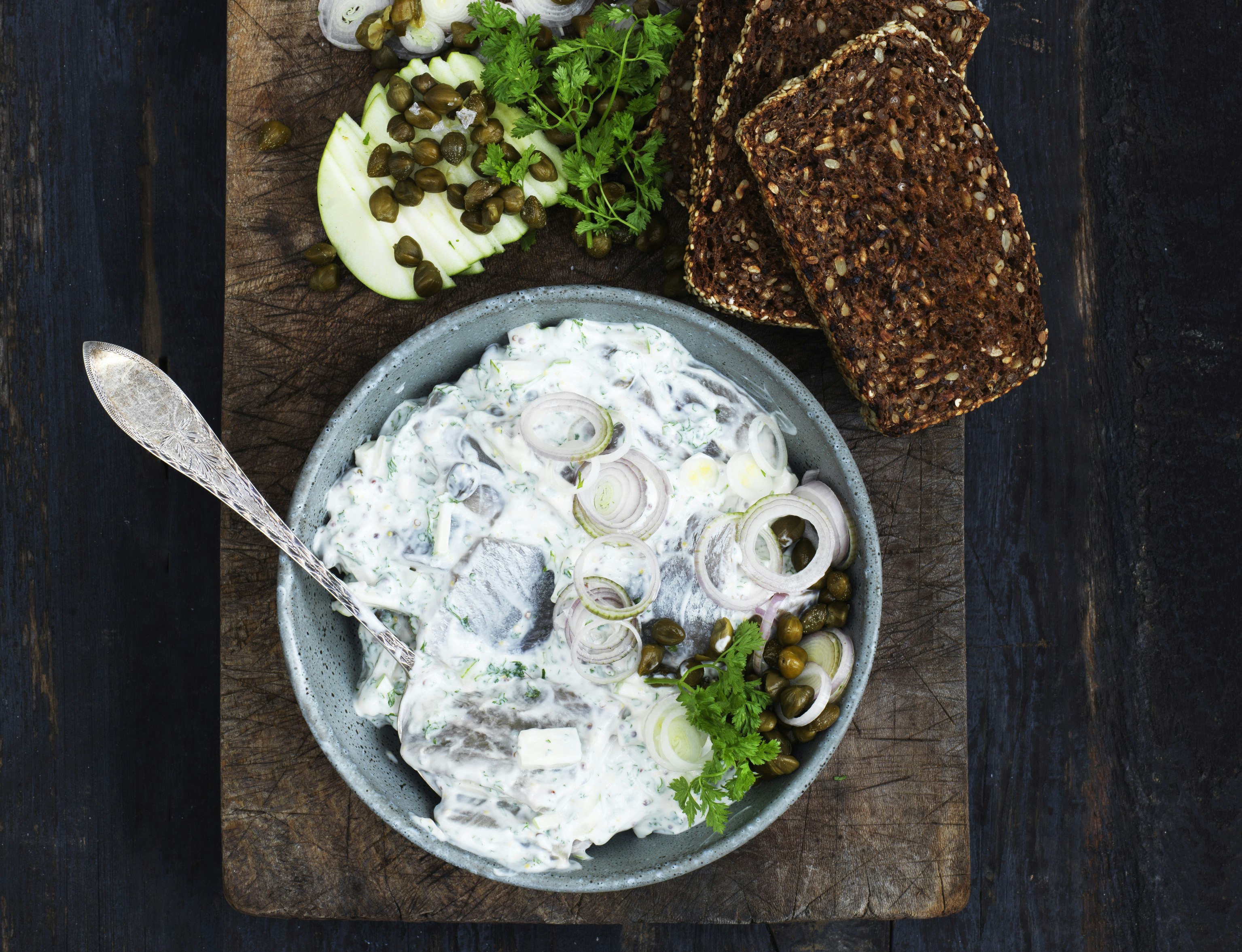 Sild i dildcreme med æbler og kapers