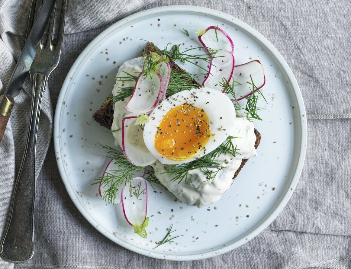 Sild med dildcreme og æg