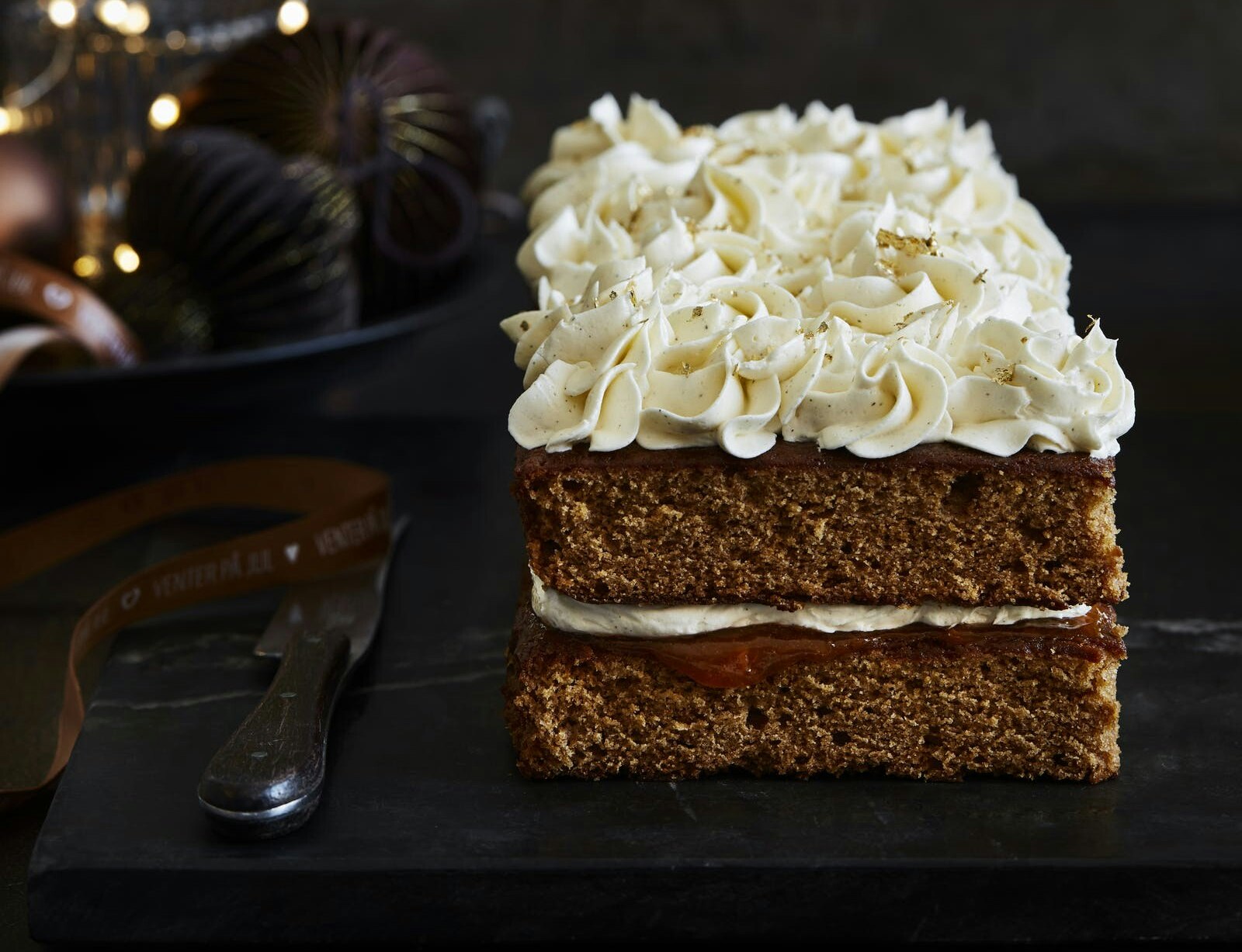 Sirupskage med rom-smørcreme