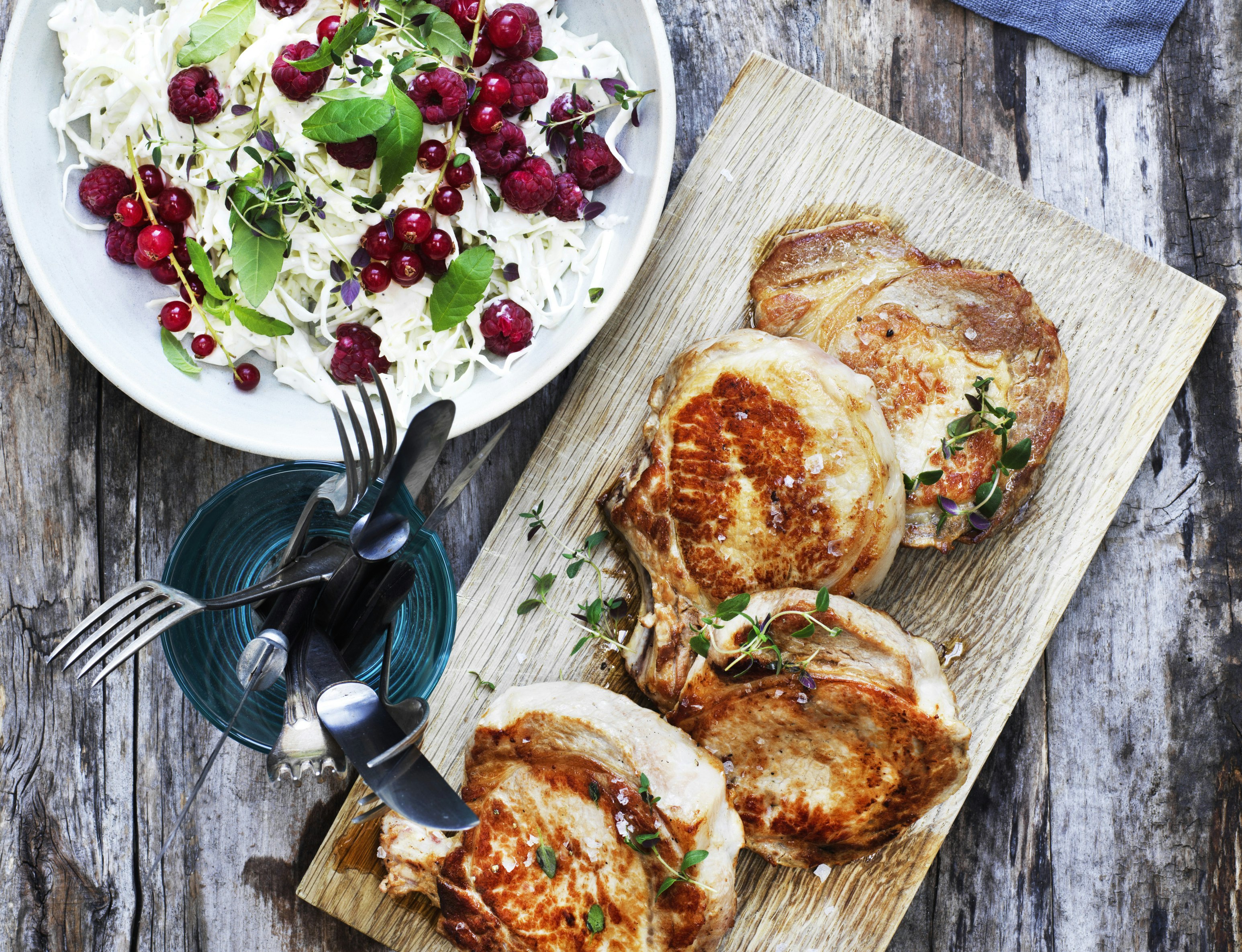 Skaftkoteletter med bær-slaw