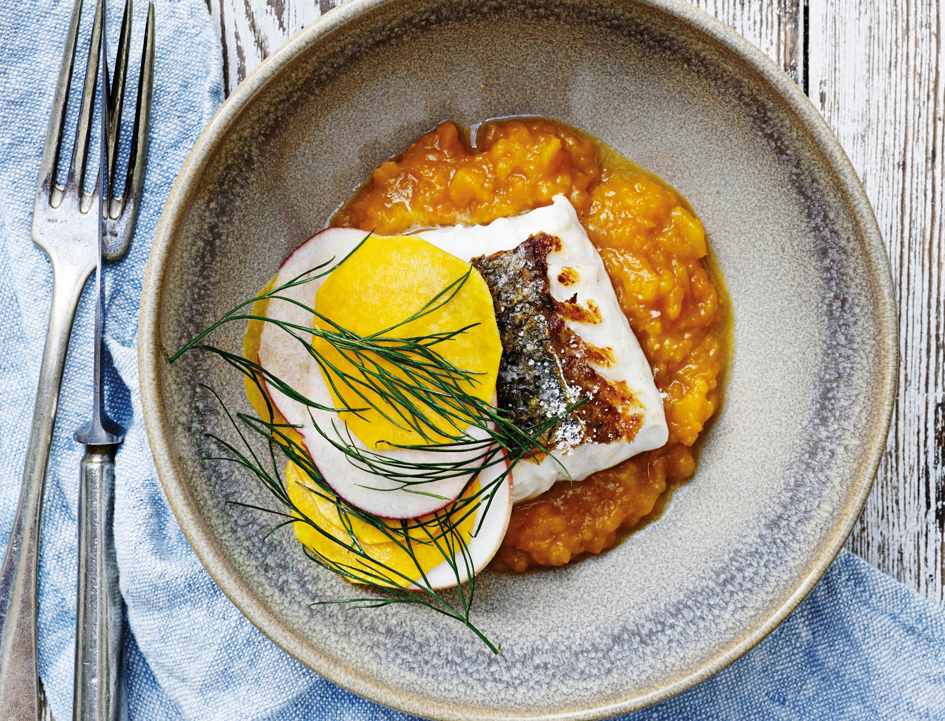 Skindstegt kulmule med råsyltet salat og græskar-æble-kompot