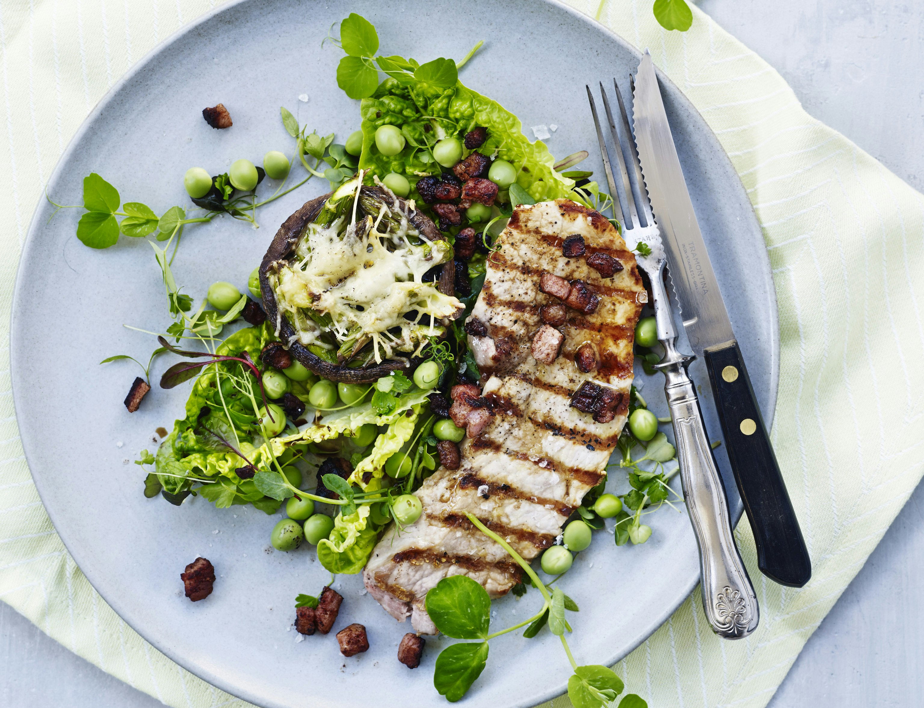 Skinkeschnitzler med gratinerede portobellosvampe