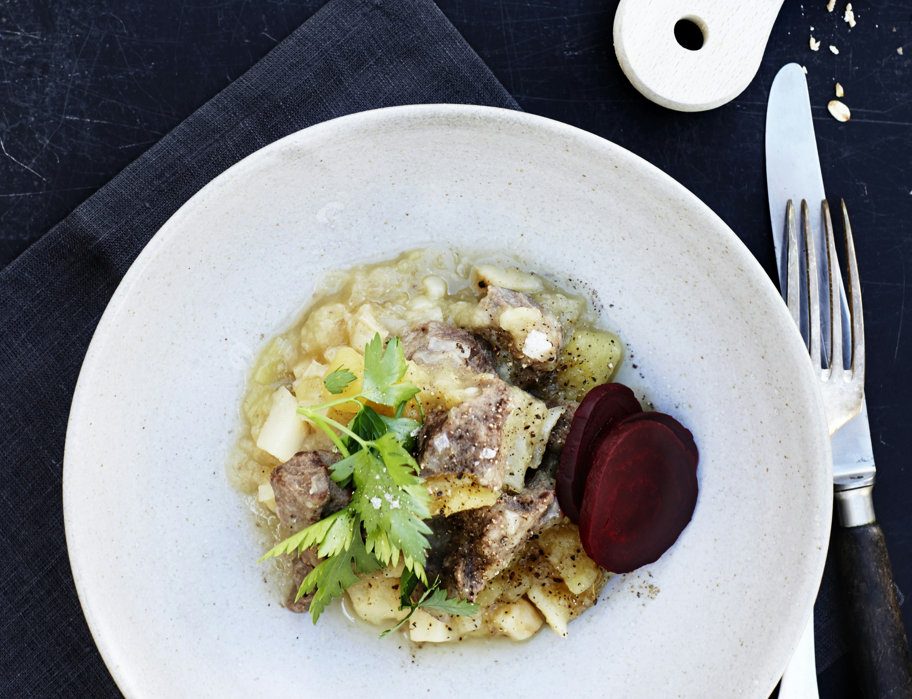 Skipperlabskovs med rugbrød og syltede rødbeder