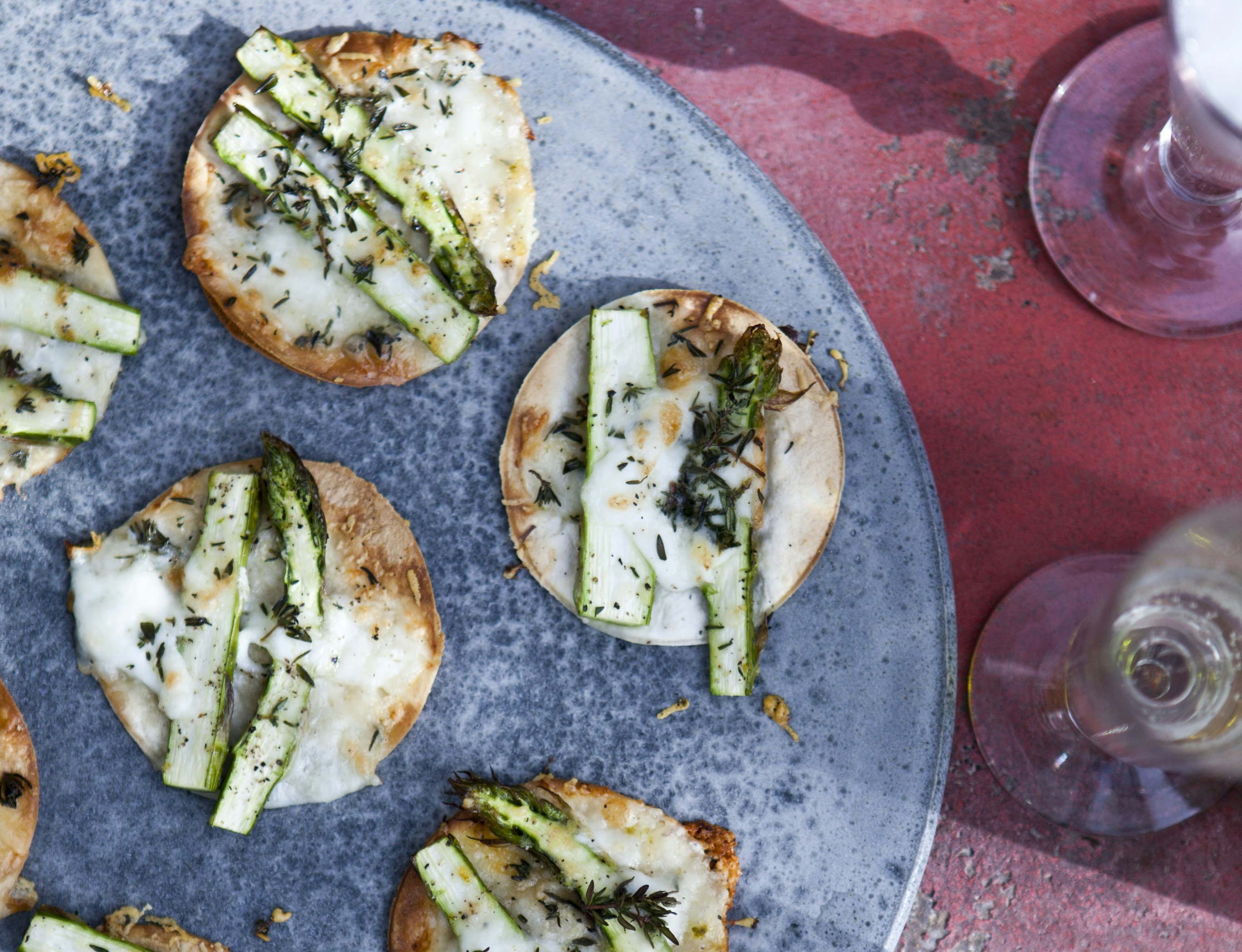 Små aspargespizzaer