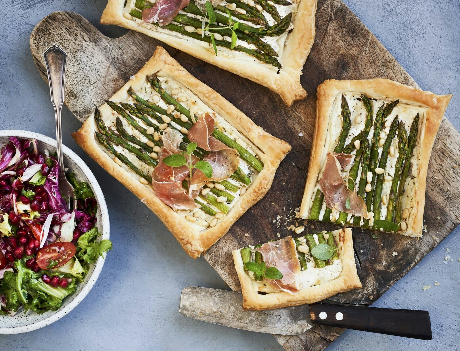 Små aspargestærter med parmaskinke og grøn salat