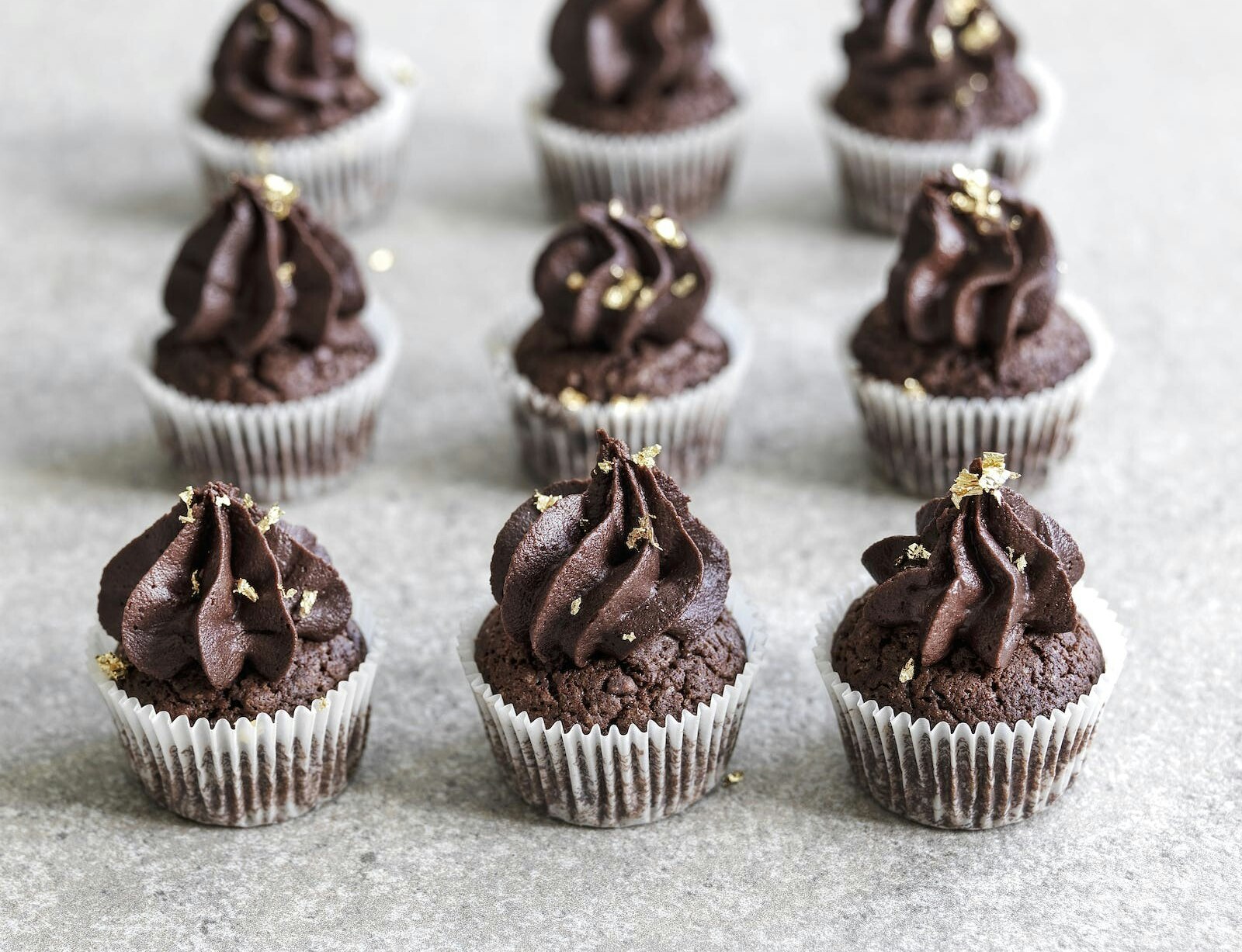 Små chokolade-cupcakes med chokoladefrosting
