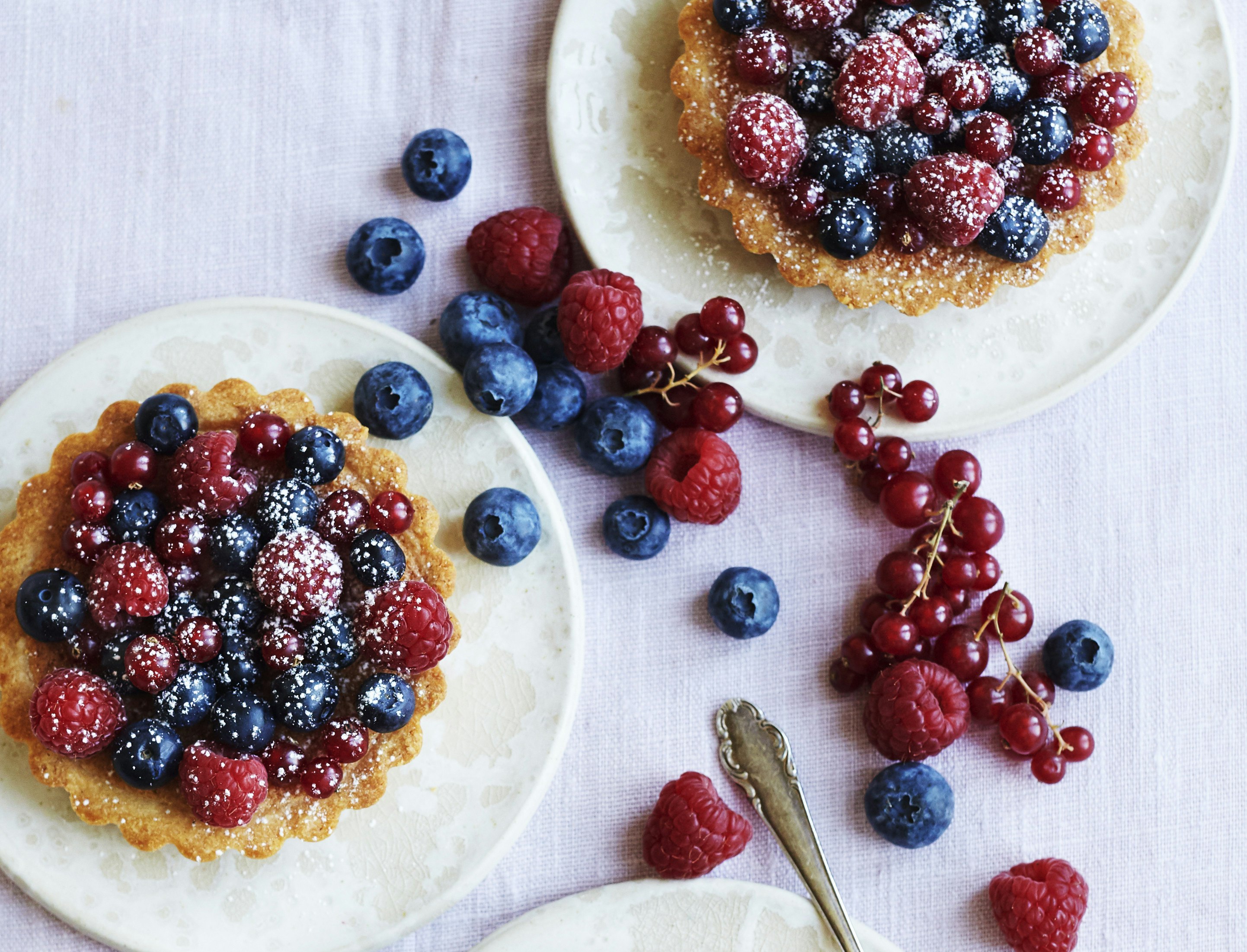 Små mandeltærter med bær
