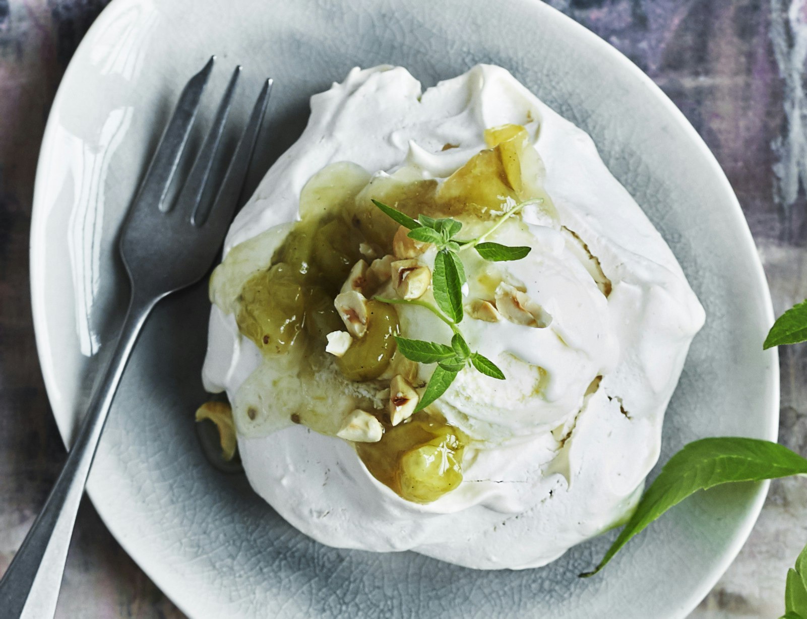 Små marengsbunde med is og kompot