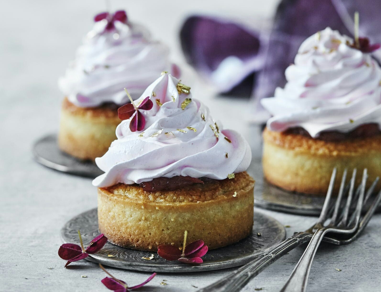 Små rabarbertærter med citronmazarin og marengs