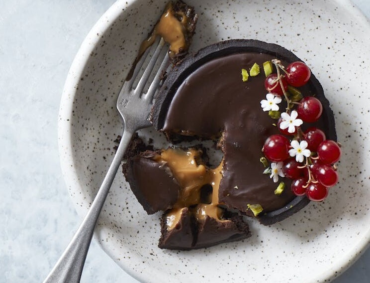 Små saltkarameltærter med chokolade