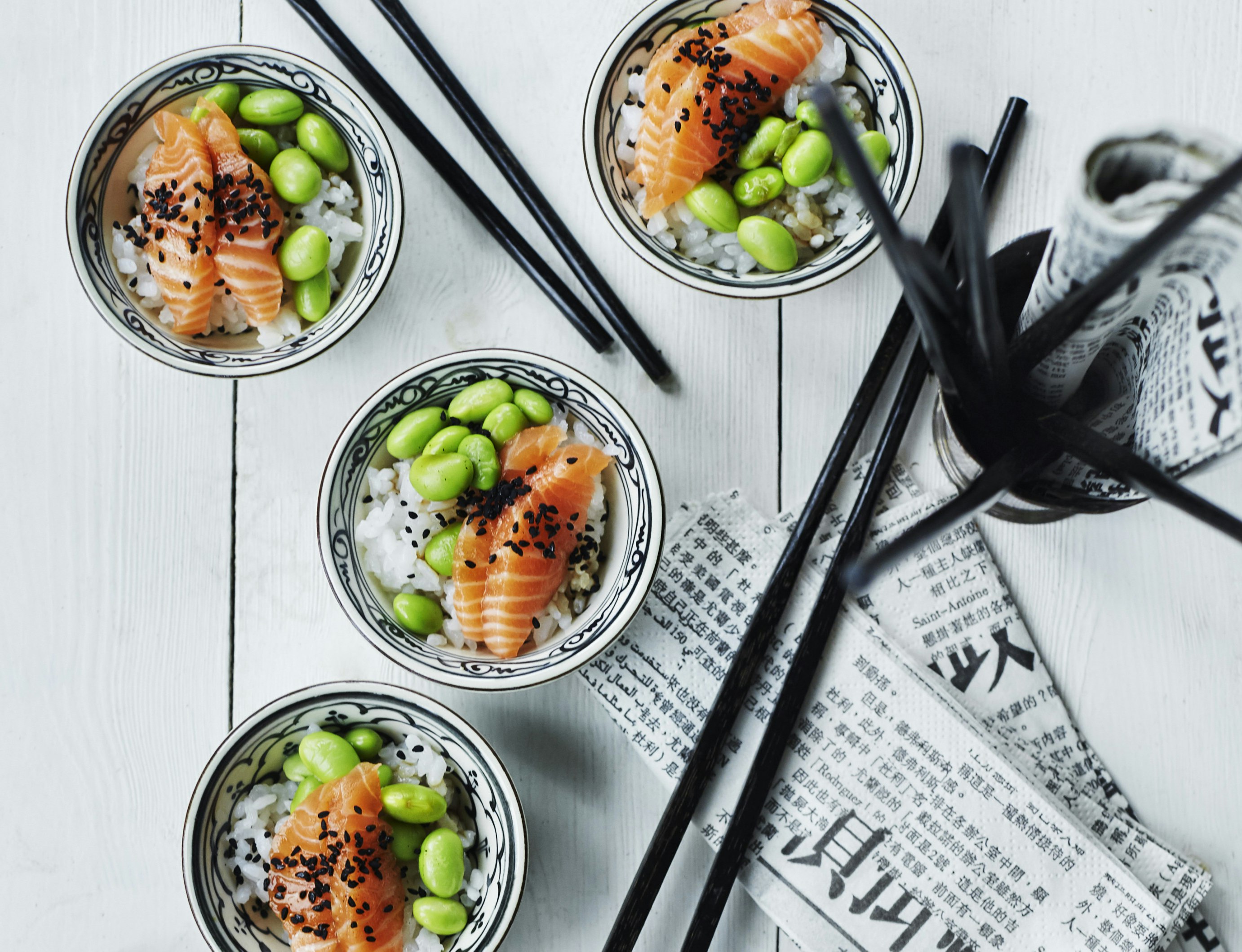 Små sushi-bowls med ris, laks og edamamebønner