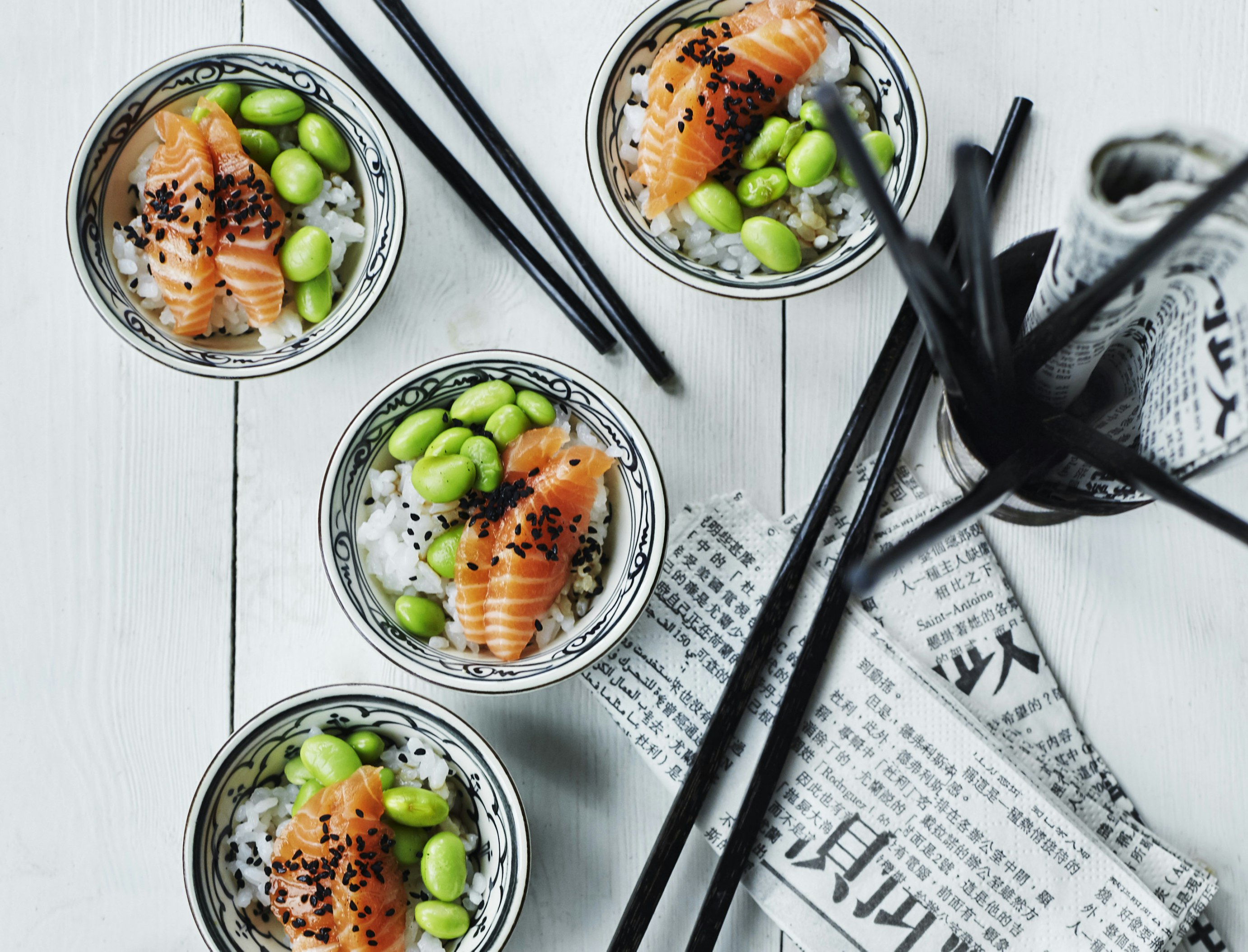 Små sushi-bowls med ris, laks og edamamebønner