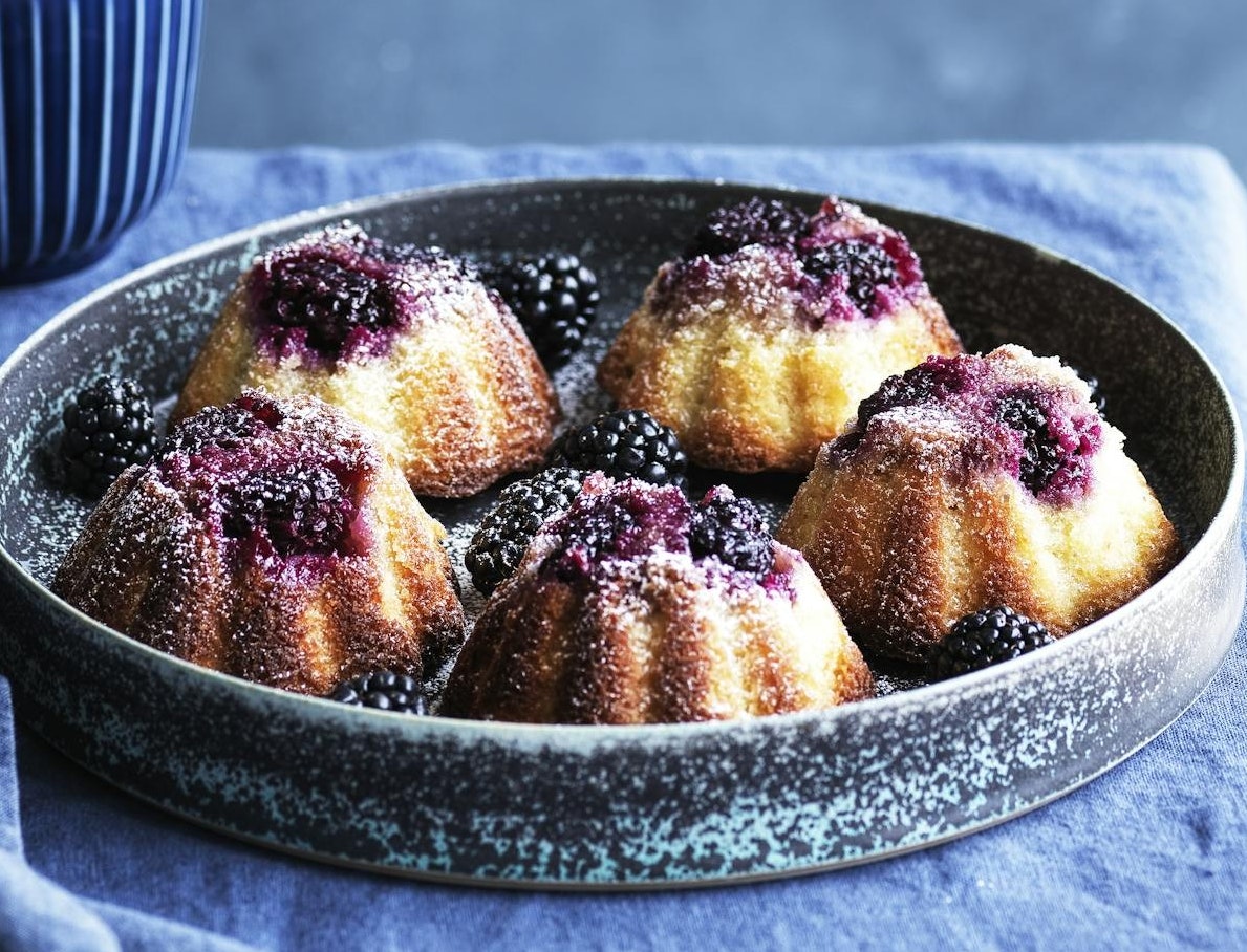 Små upside-down-muffins med brombær