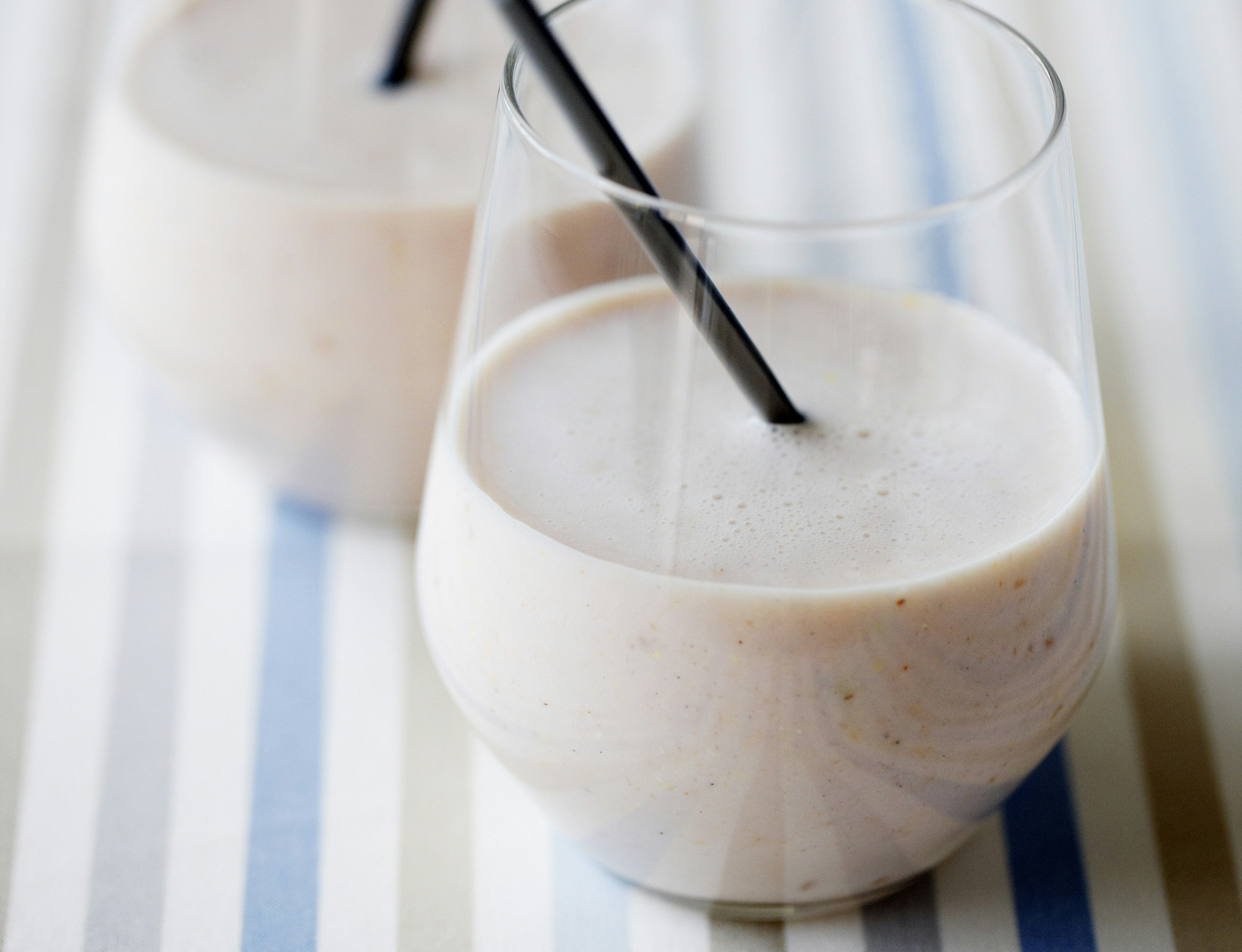 Smoothies med banan, granatæble og dadler