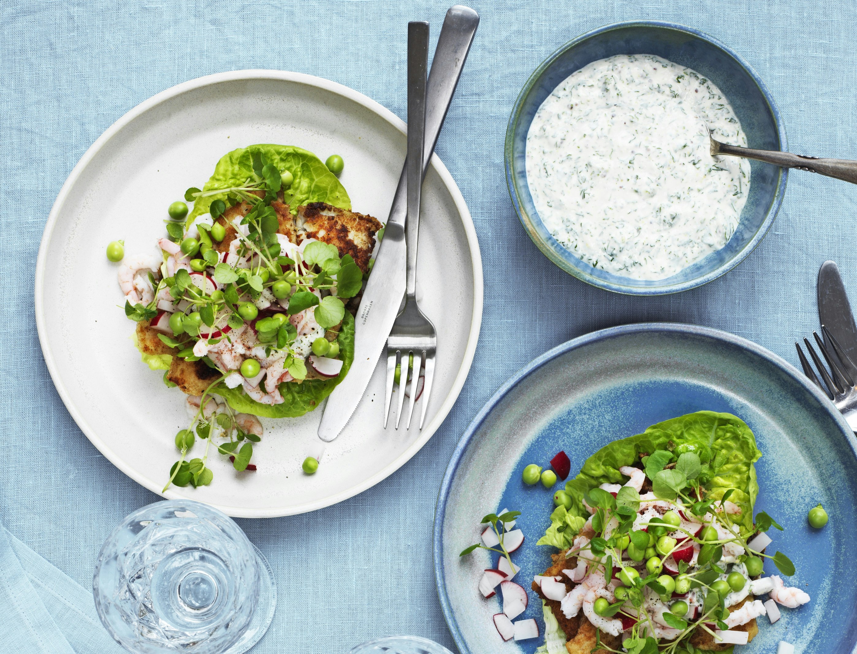 Smørrebrød med paneret rødspætte og rejer