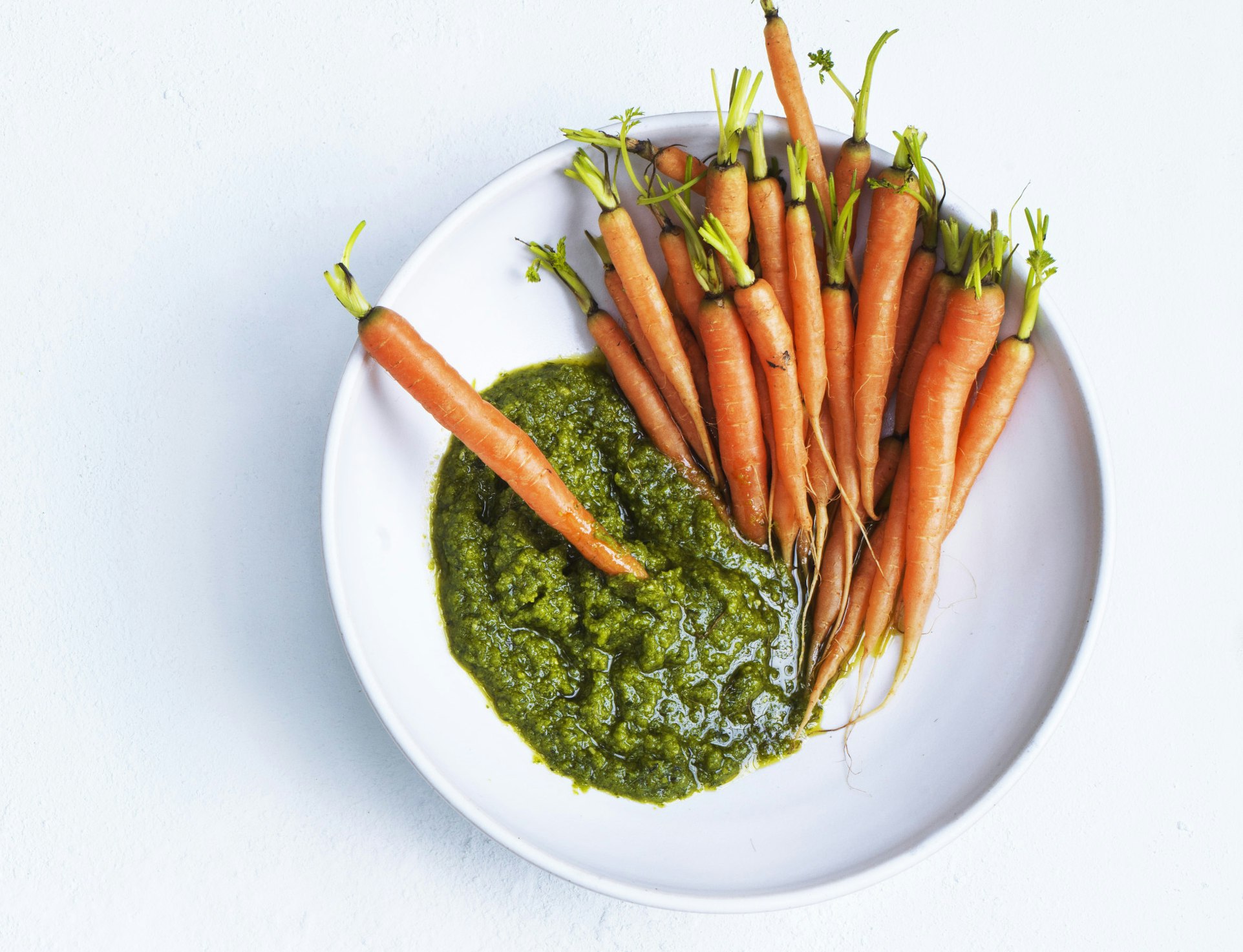 Snack af spæde gulerødder med pesto af gulerodstoppe