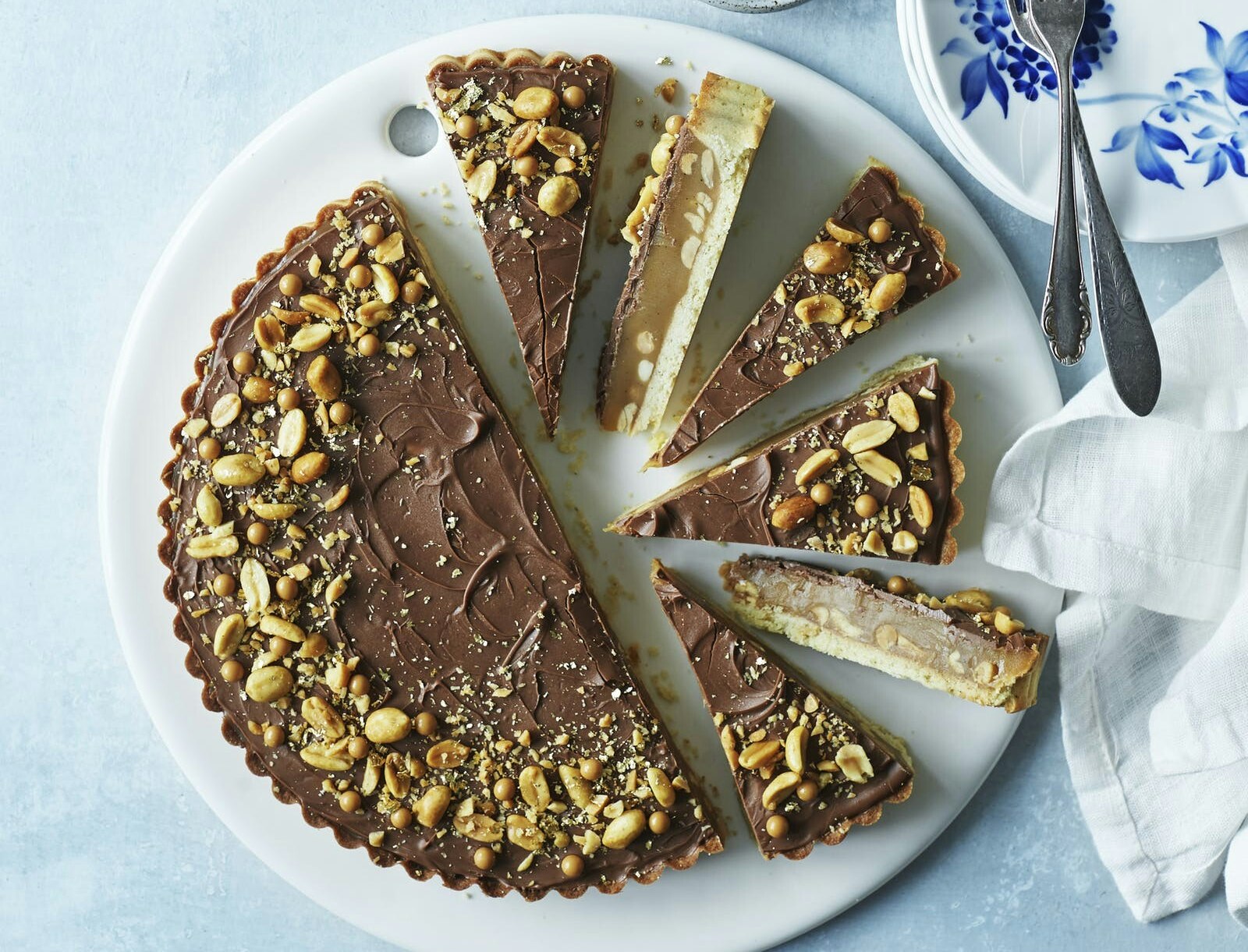 Snickerstærte med karamel og peanuts