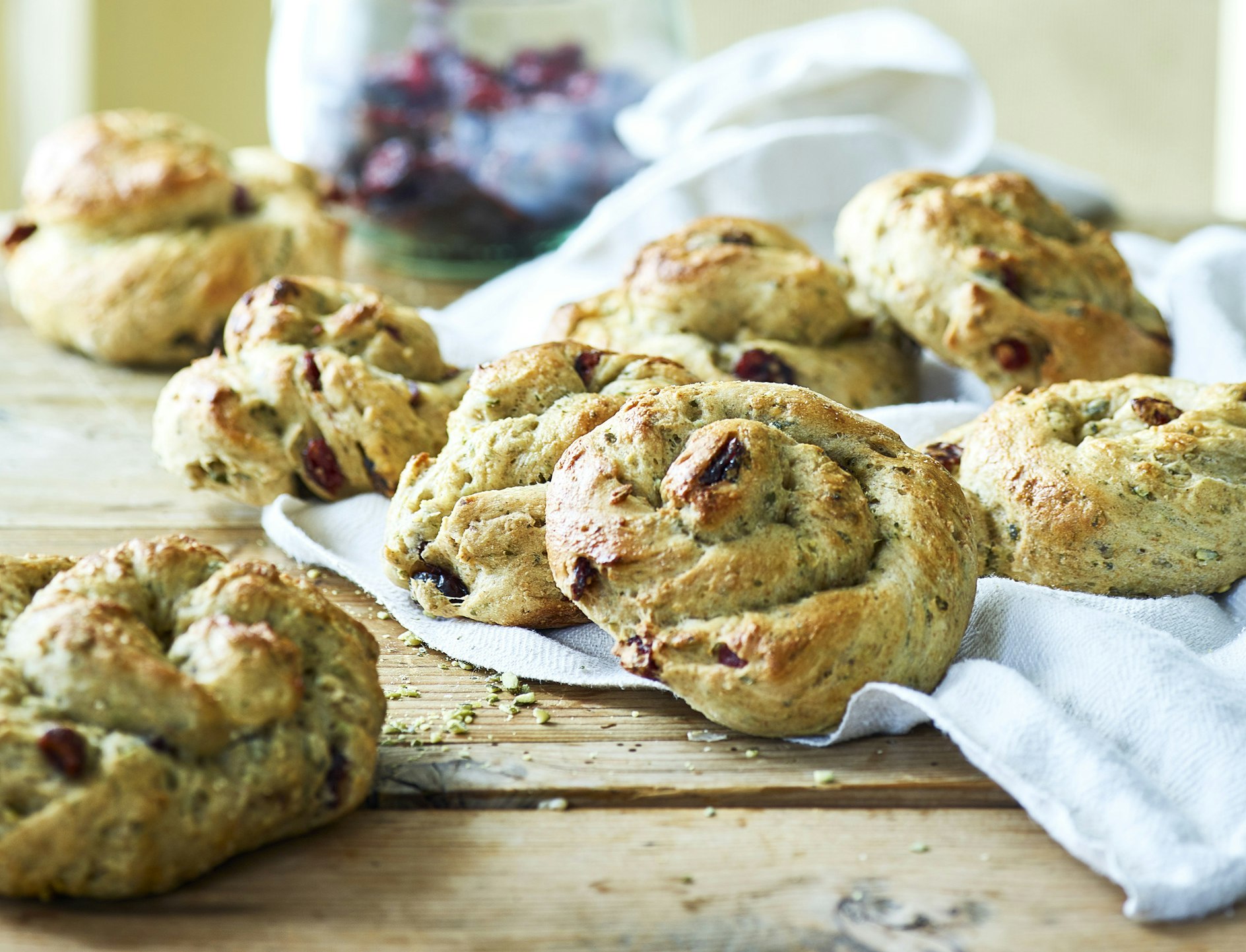 Snurrer med tranebær og græskarkerner
