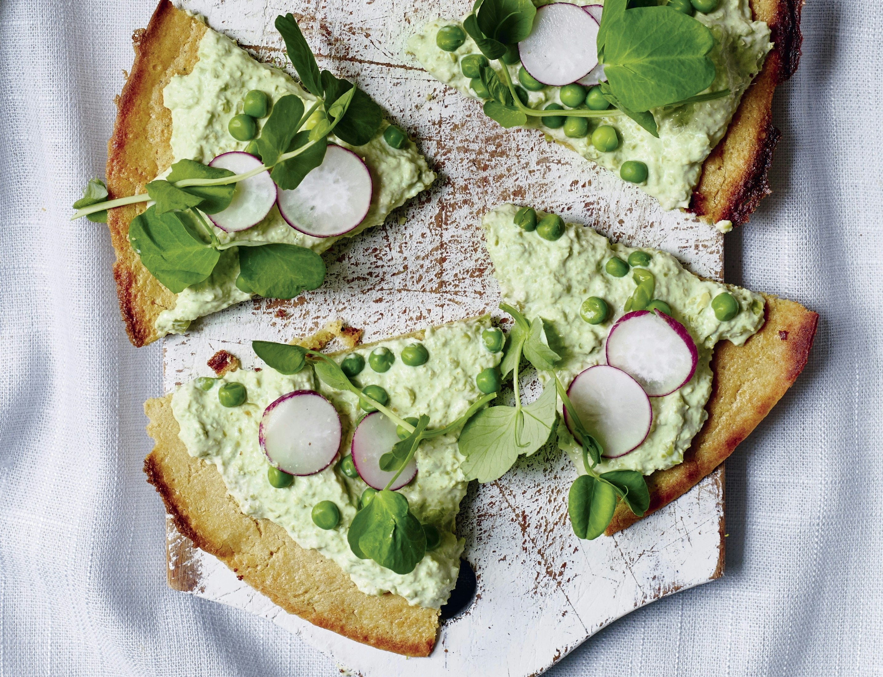 Socca-pizza med ærte-feta-creme