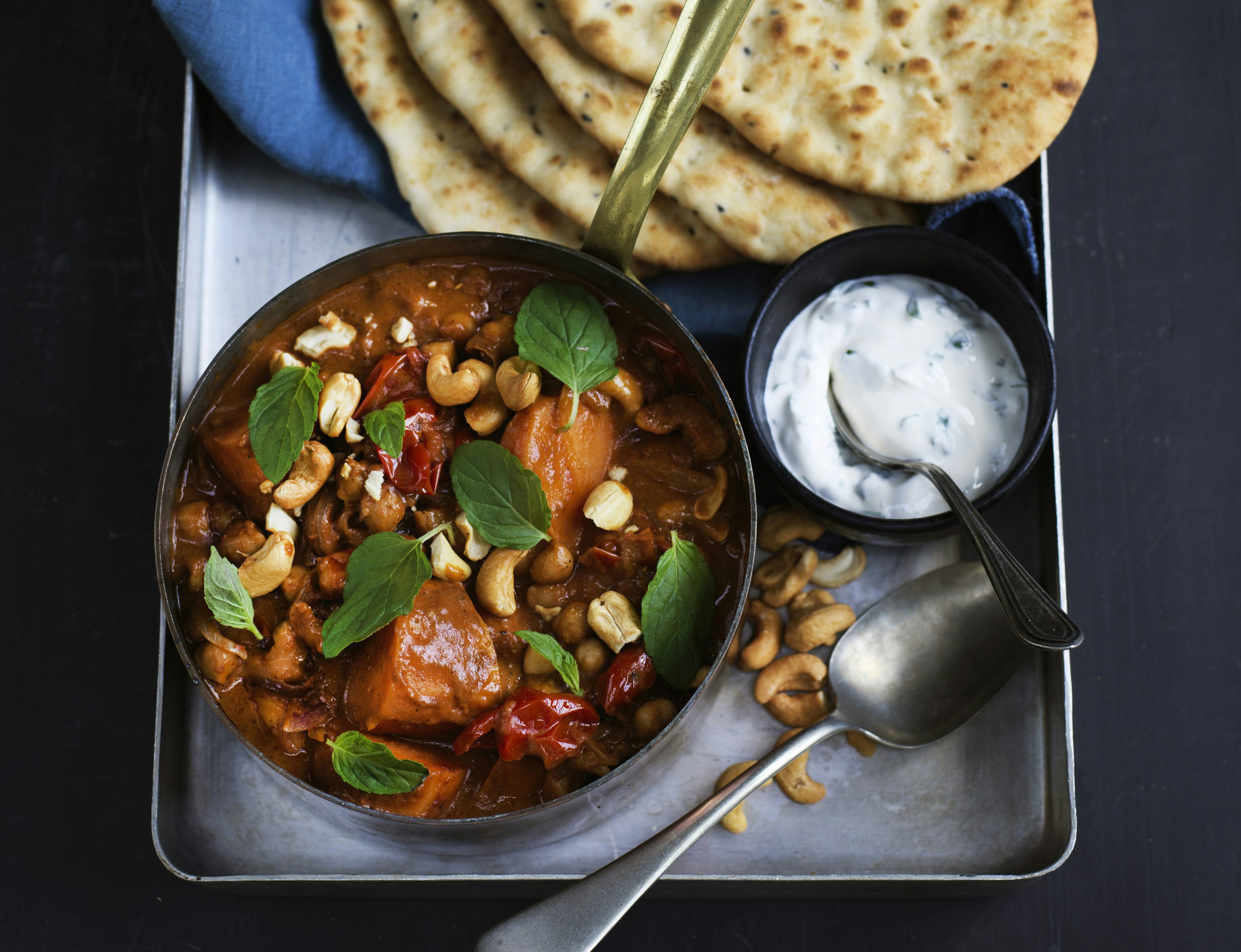 Sød kartoffelcurry med kikærter