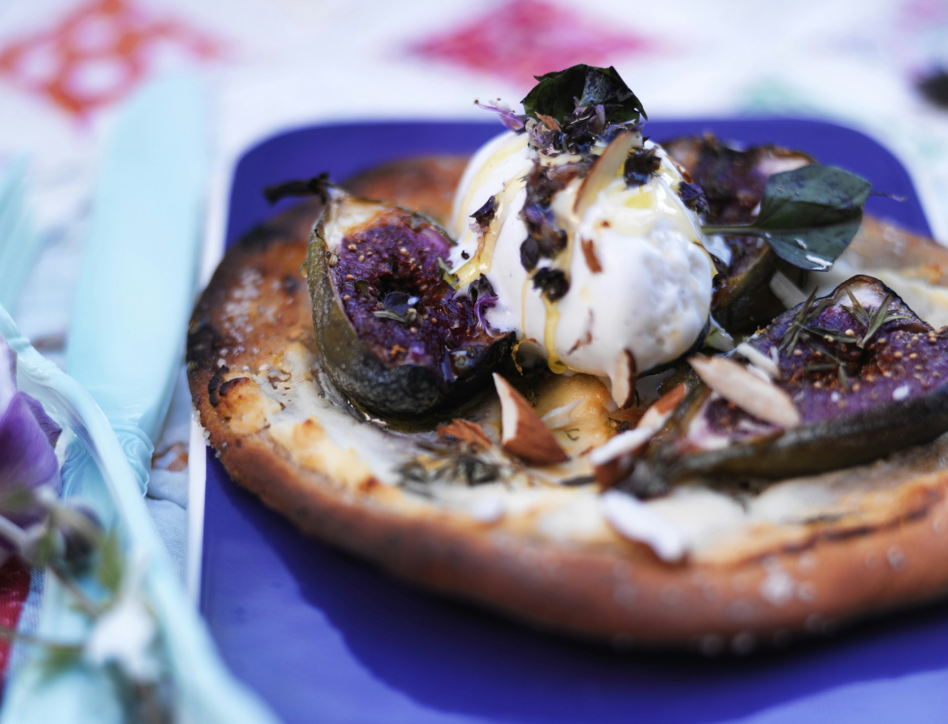 Sød pizza med frugt og vaniljeis