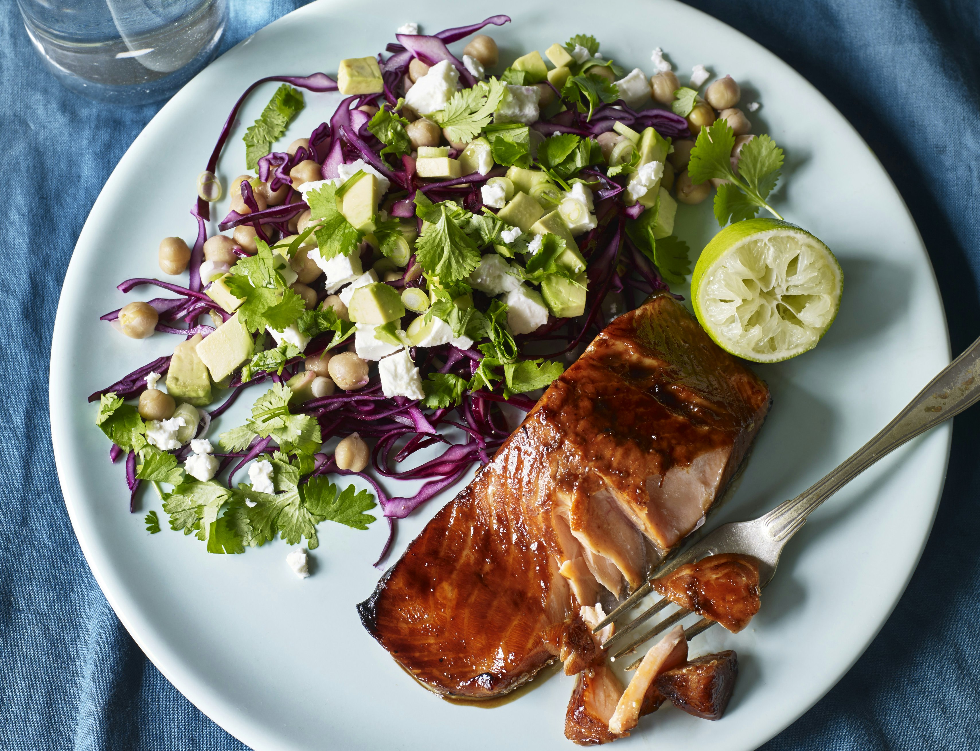 Sojamarineret laks og kikærtesalat med avocado og kål