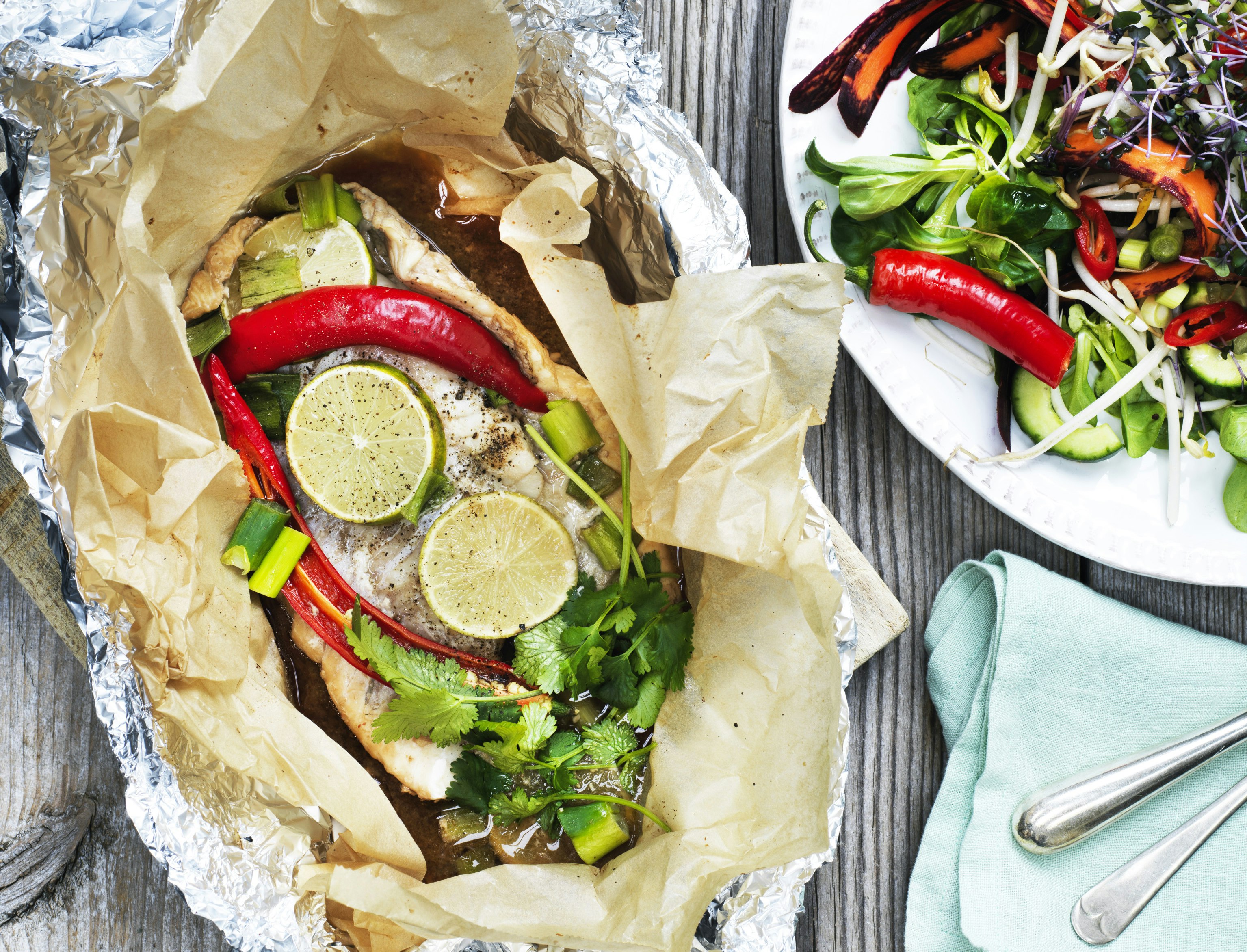 Sojamarineret rødfisk med asiatisk salat