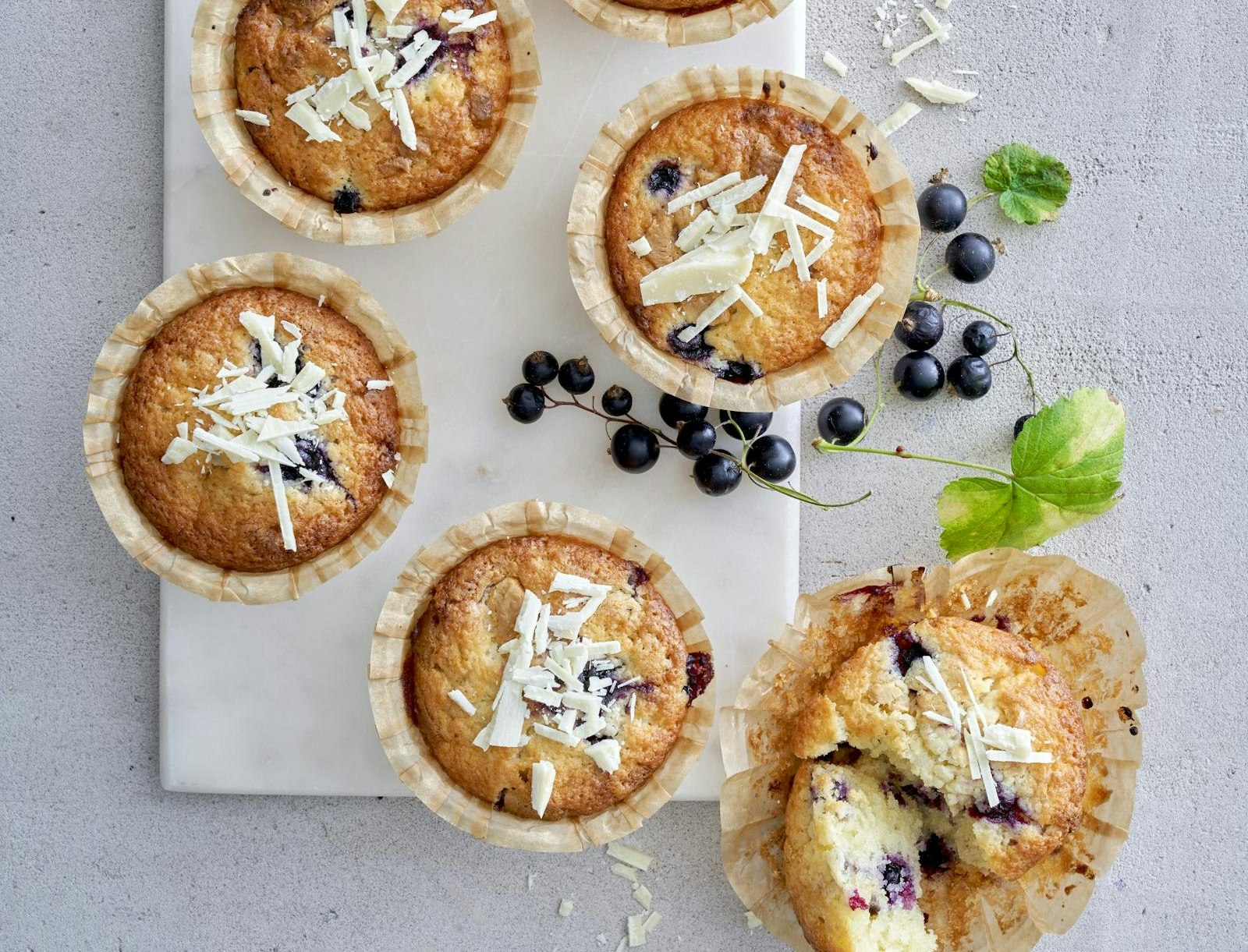 Solbærmuffins med hvid chokolade
