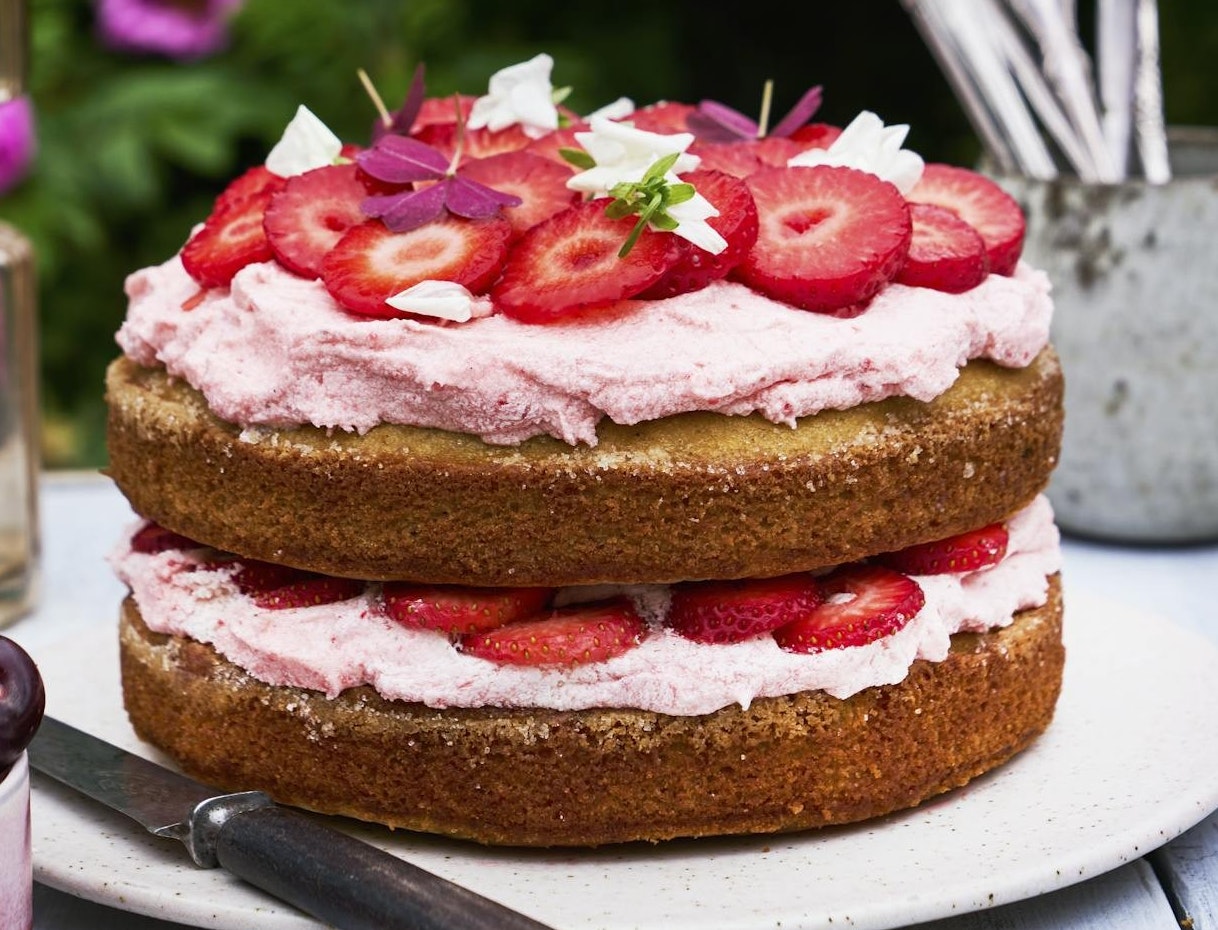 Sommerlagkage med jordbær og jordbærsmørcreme