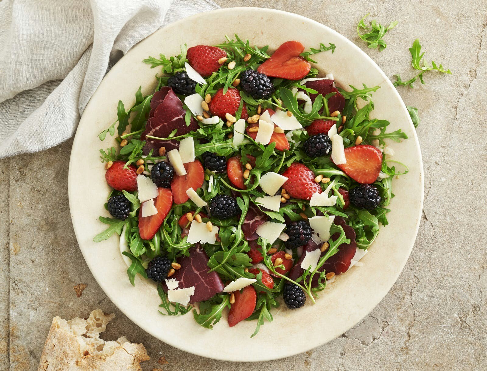 Sommersalat med bresaola og bær