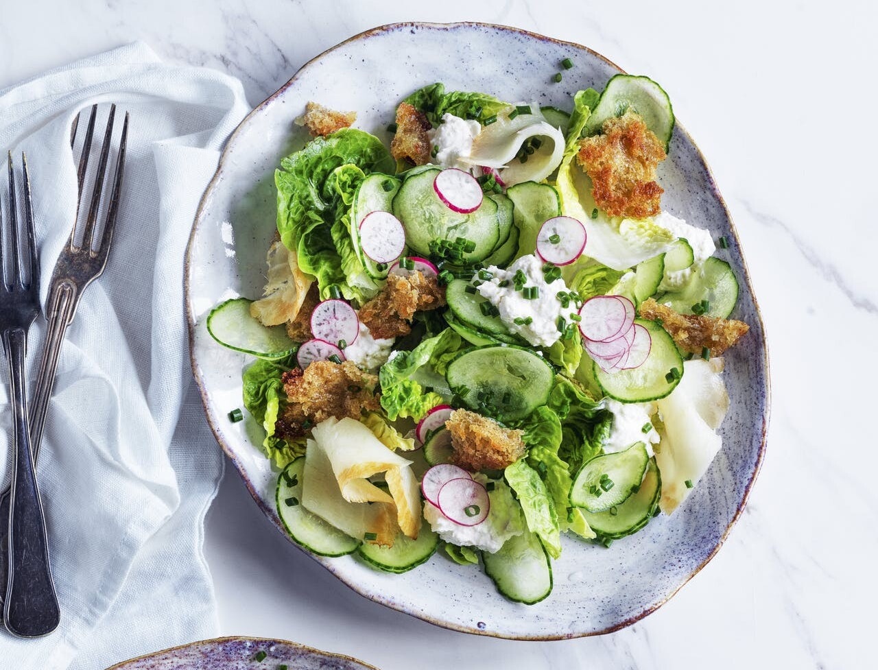 Sommersalat med fisk og rygeostedressing