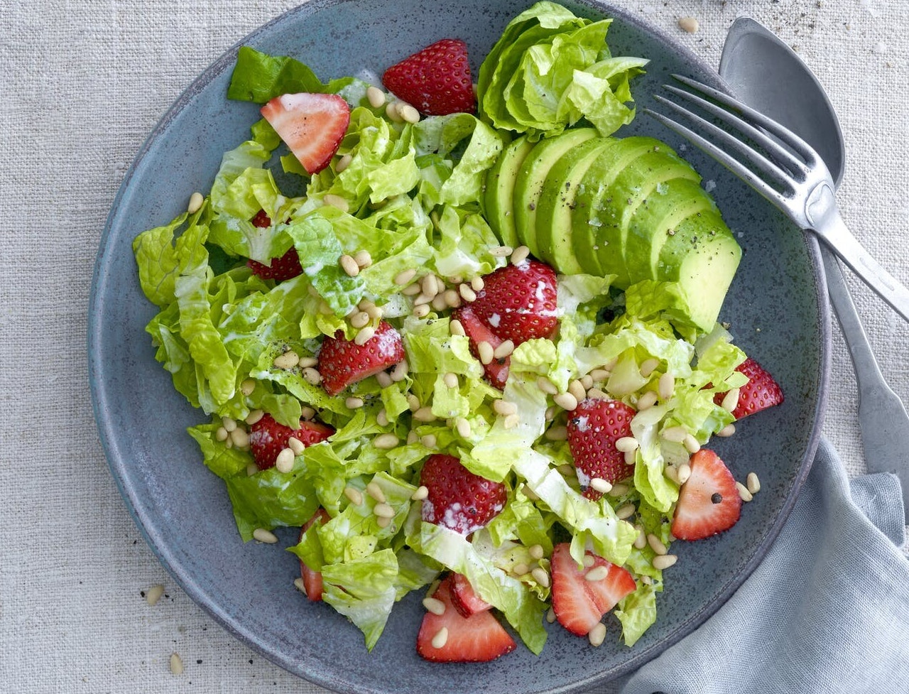 Sommersalat med jordbær og avocado