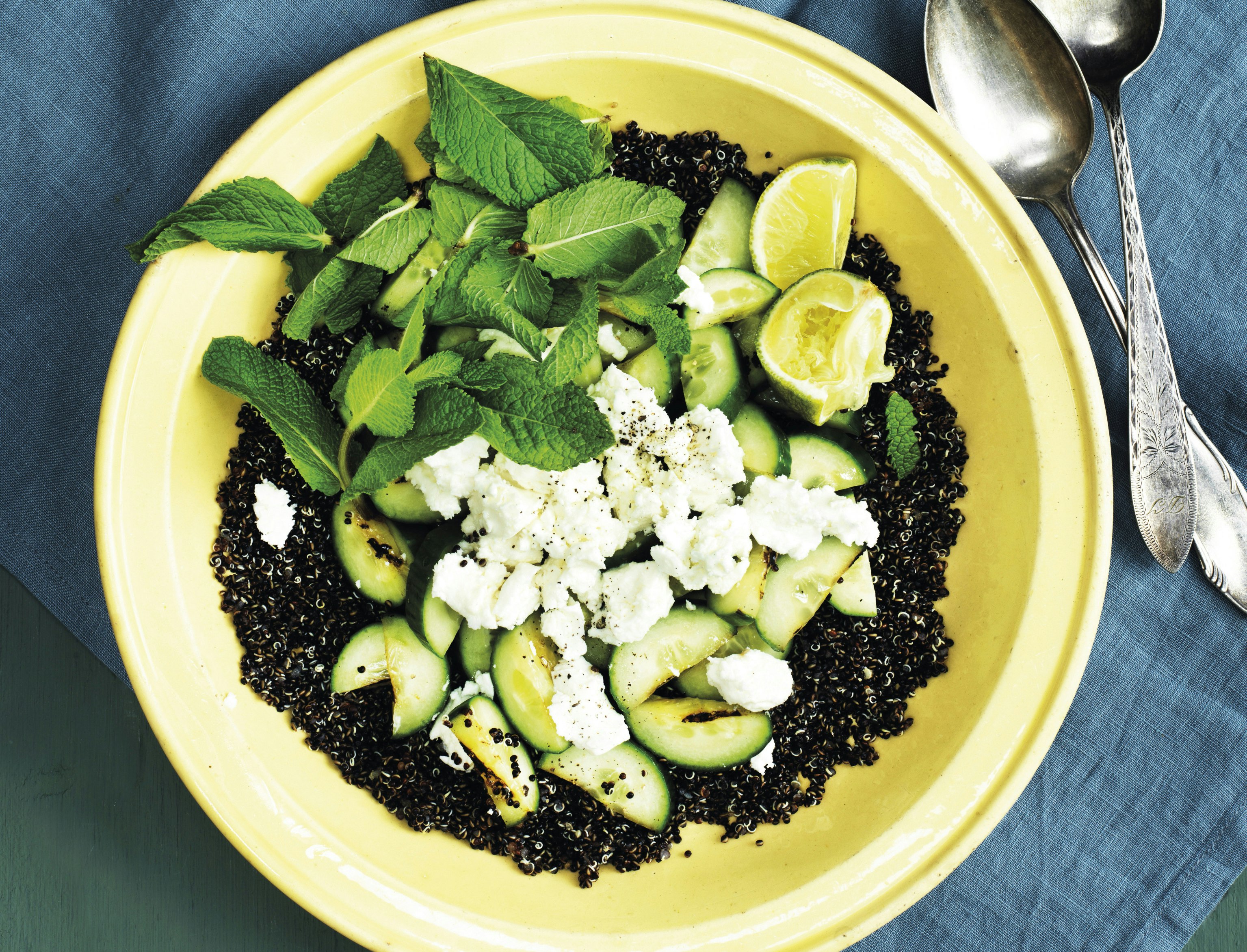 Sort quinoa med grillet agurk, feta og mynte