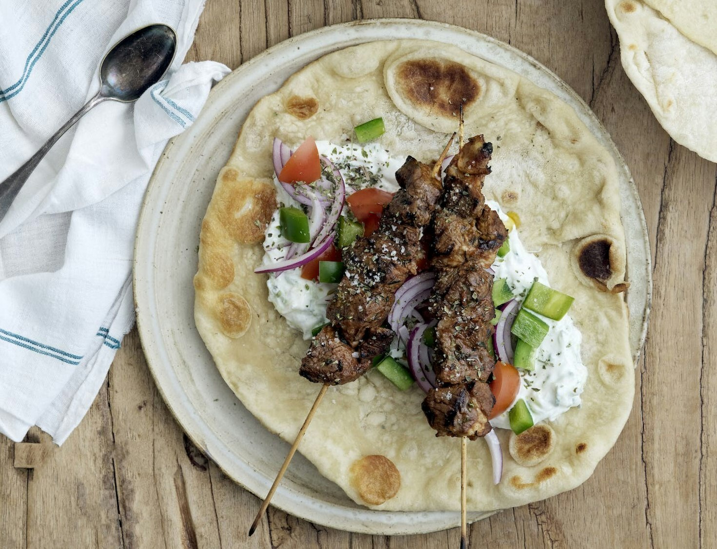 Souvlaki med hjemmebagte fladbrød