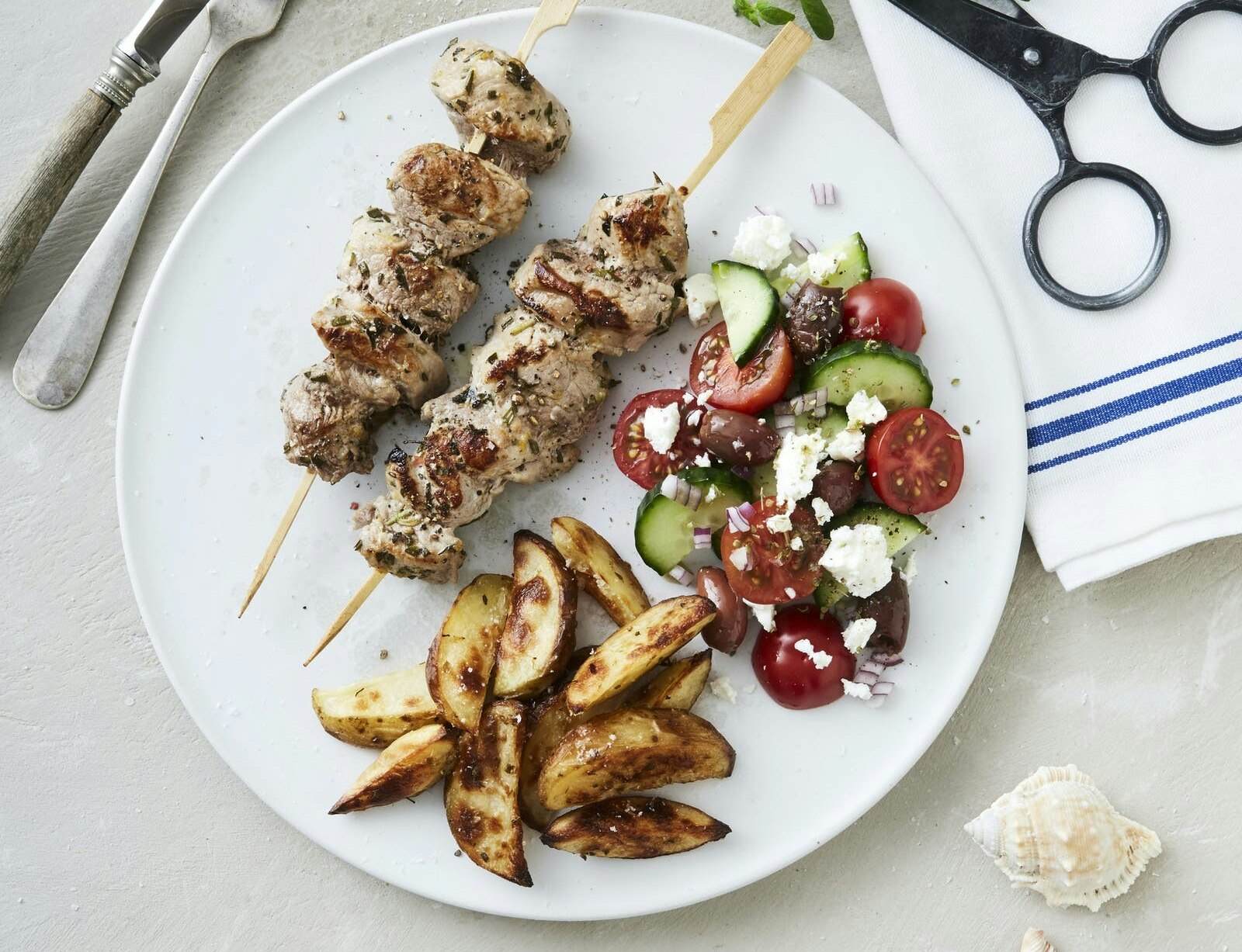 Souvlaki med ovnbagte kartofler og græsk salat