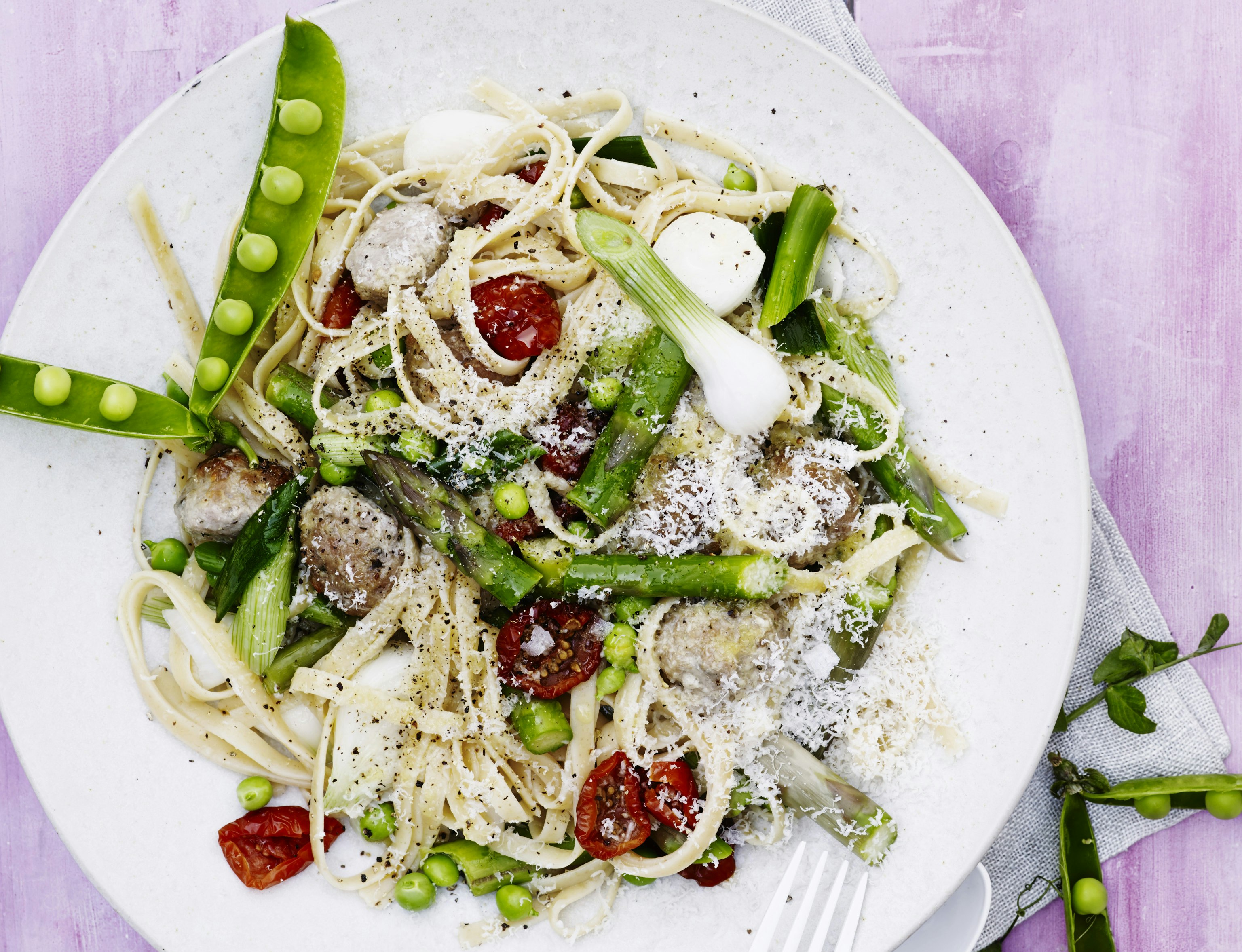 Spaghetti med asparges og ostekødboller