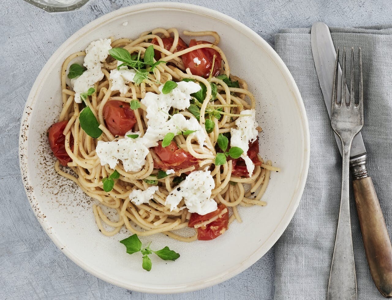 Spaghetti med bagte tomater og frisk mozzarella