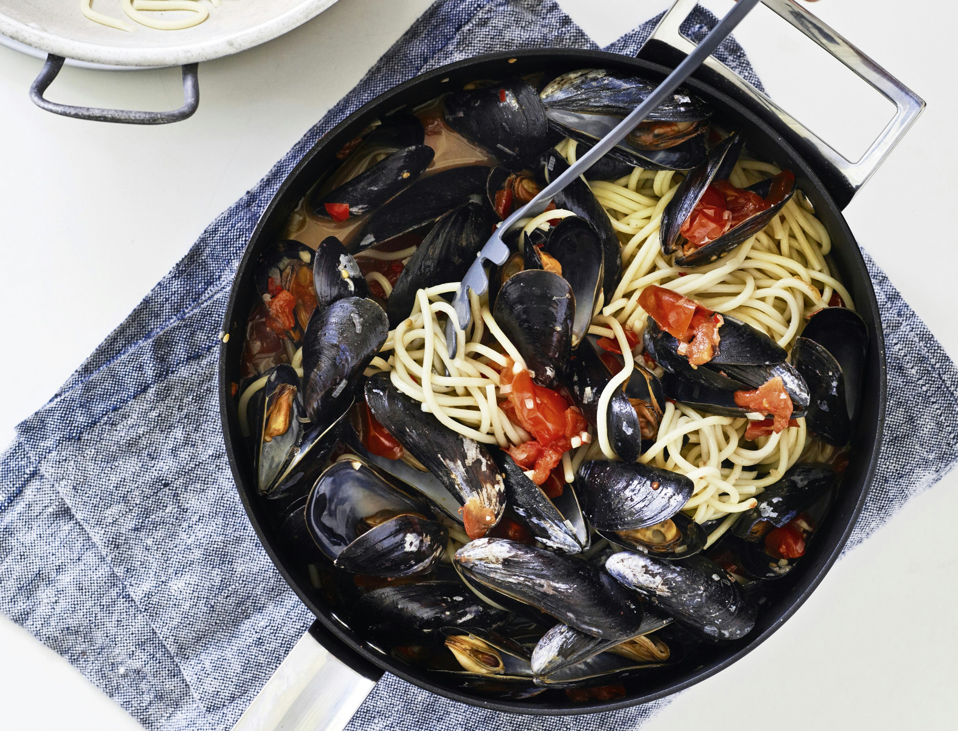 Spaghetti med blåmuslinger i tomatsauce