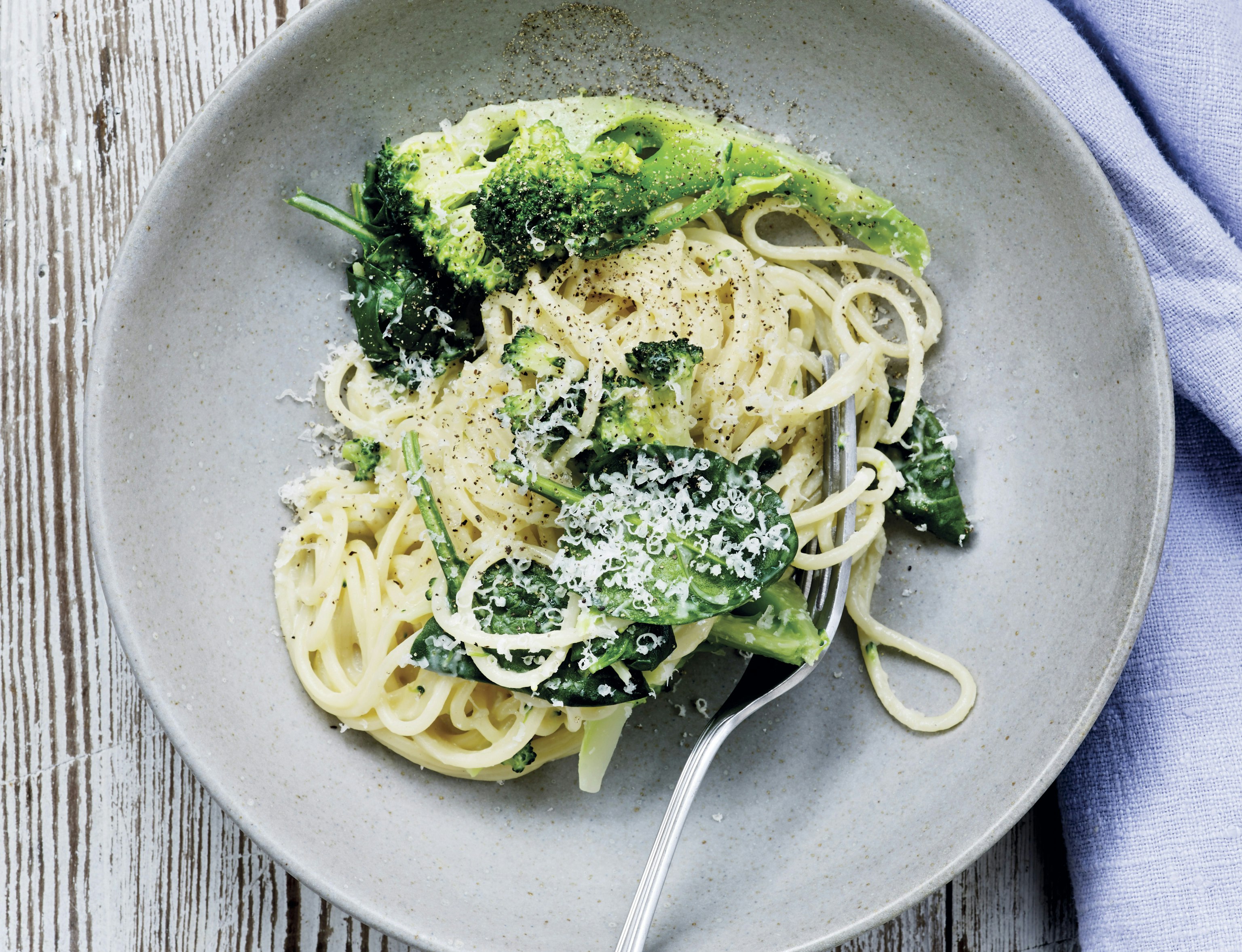 Spaghetti med broccoli, æg og spinat