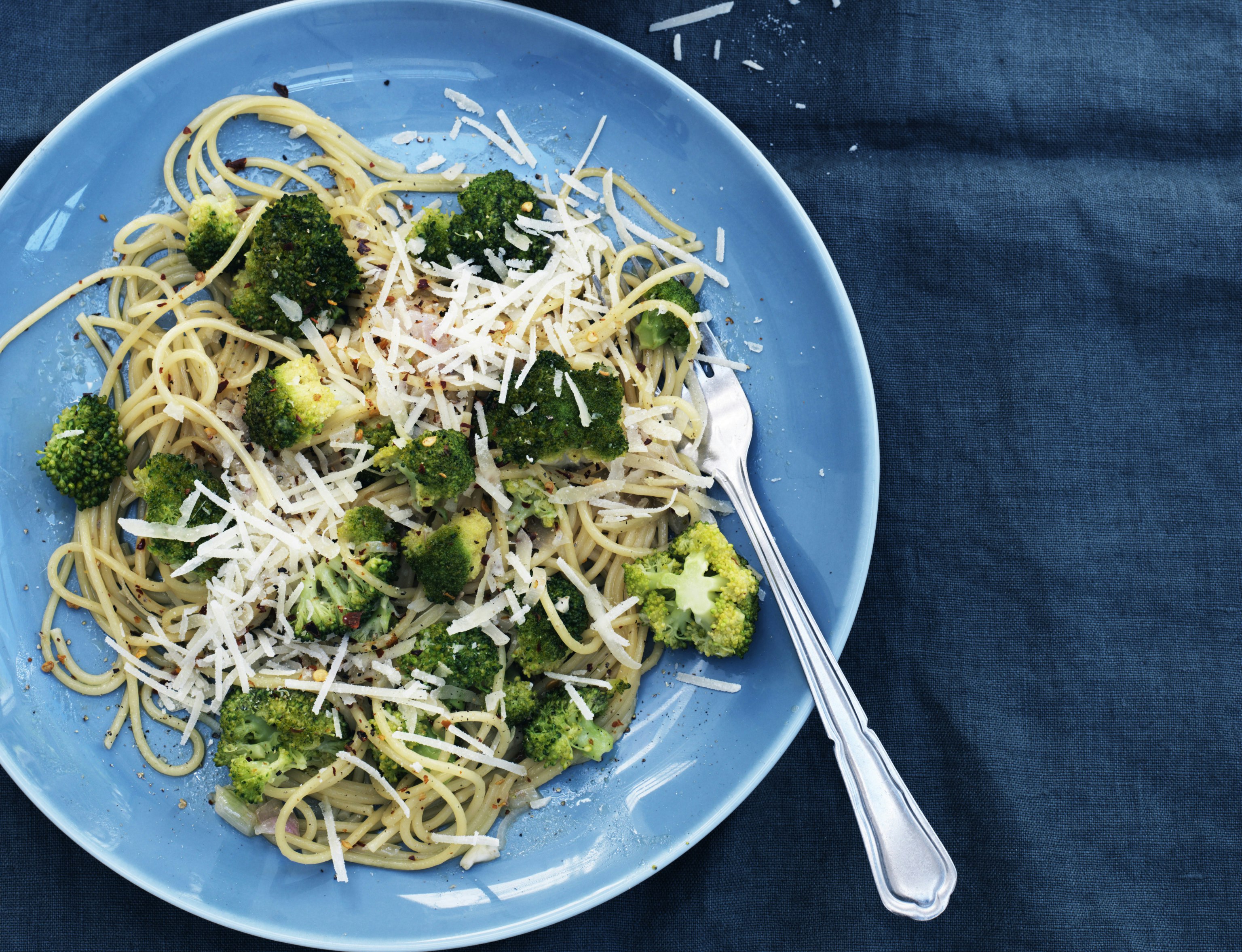 Spaghetti med broccoli og ansjoser