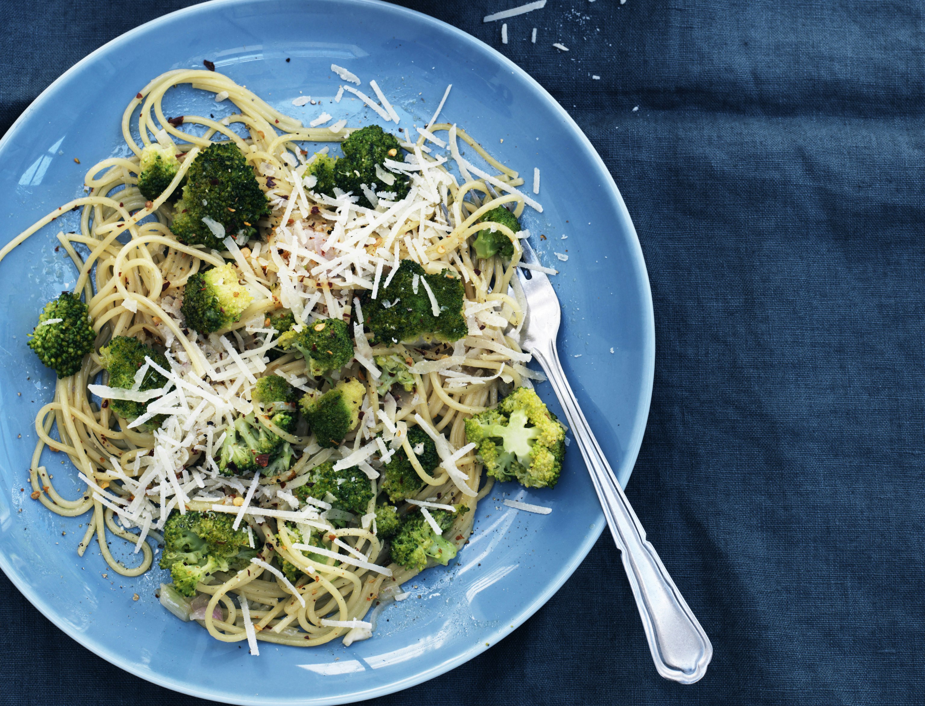 Spaghetti med broccoli og ansjoser