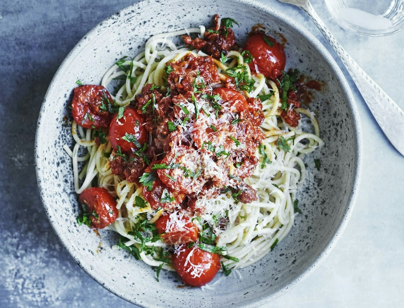 Spaghetti med cherrytomater, chorizo og chili